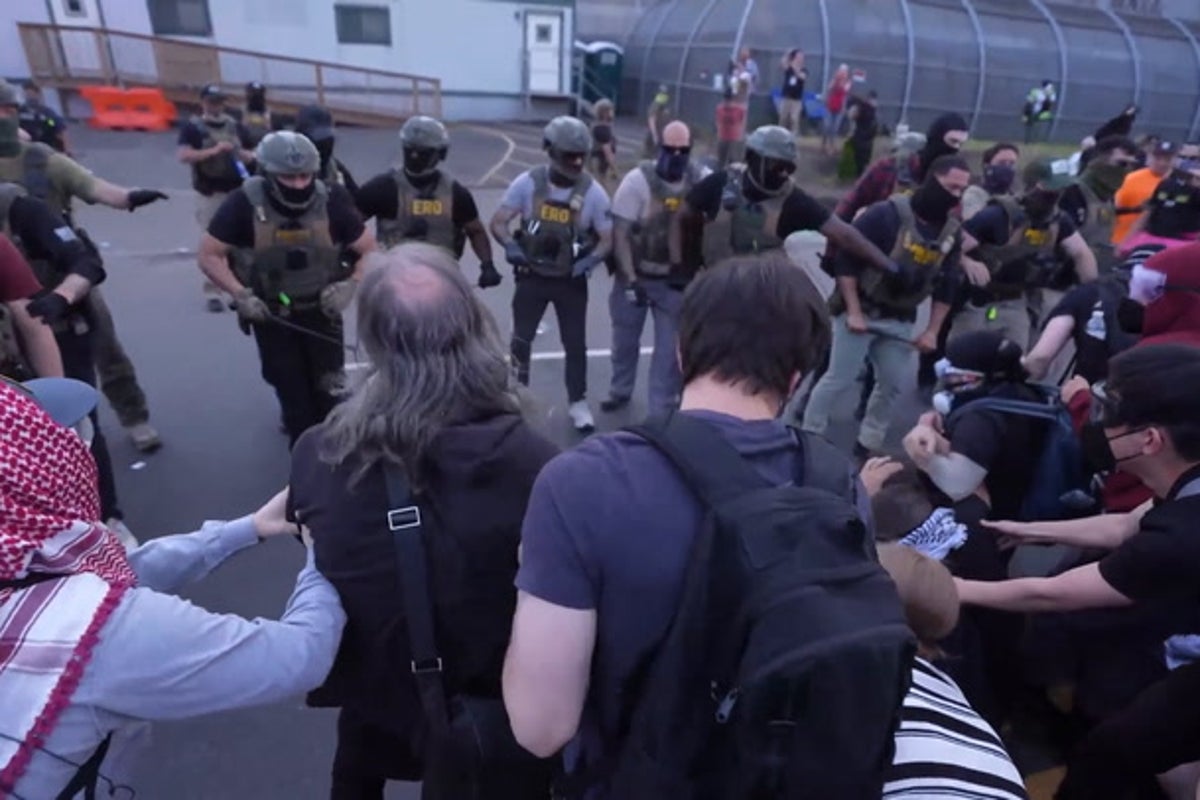 Fifth night of clashes between anti-ICE protesters and federal agents