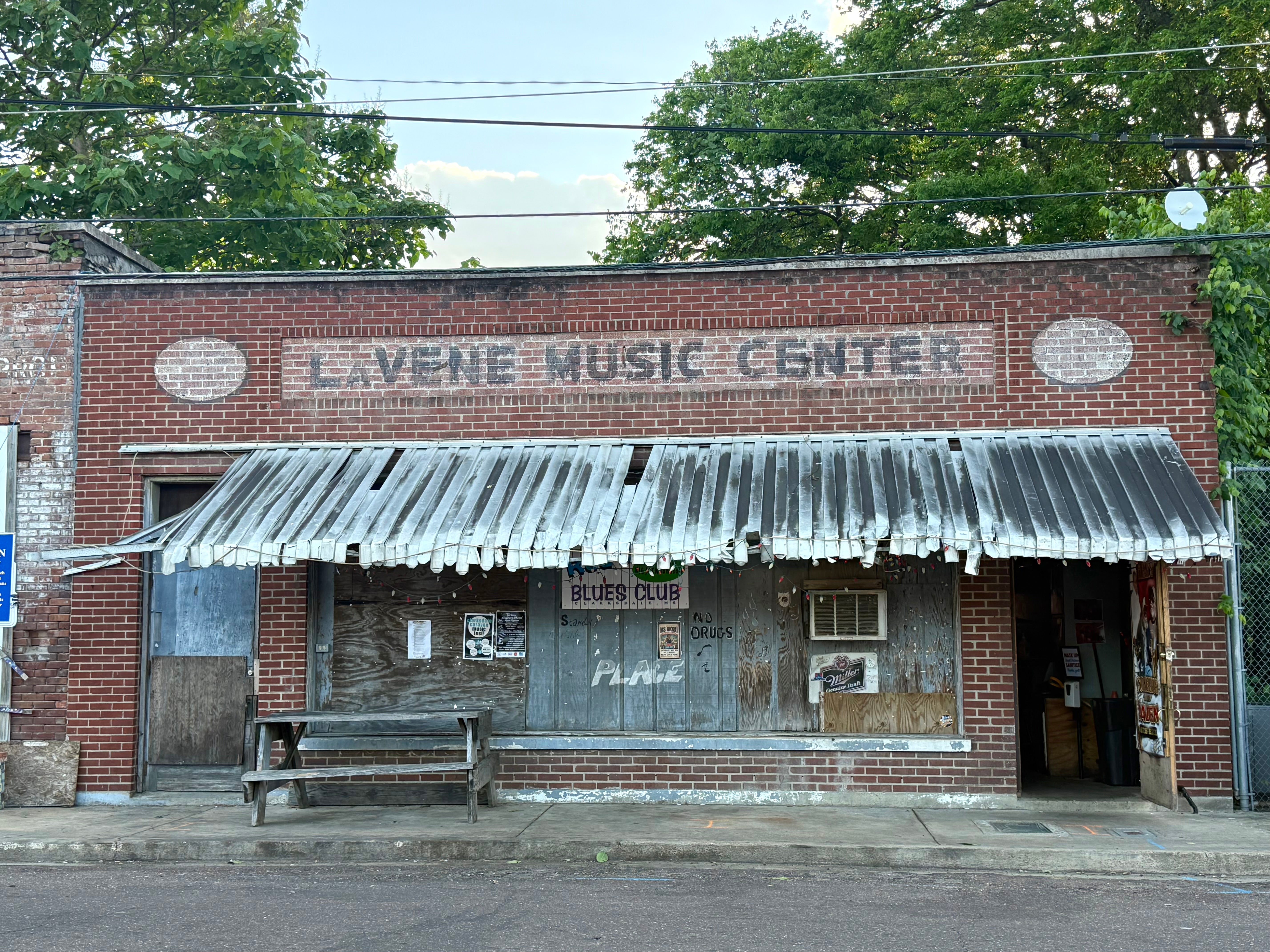 Red's is a legendary juke joint, attracting some of the best blues musicians in the South
