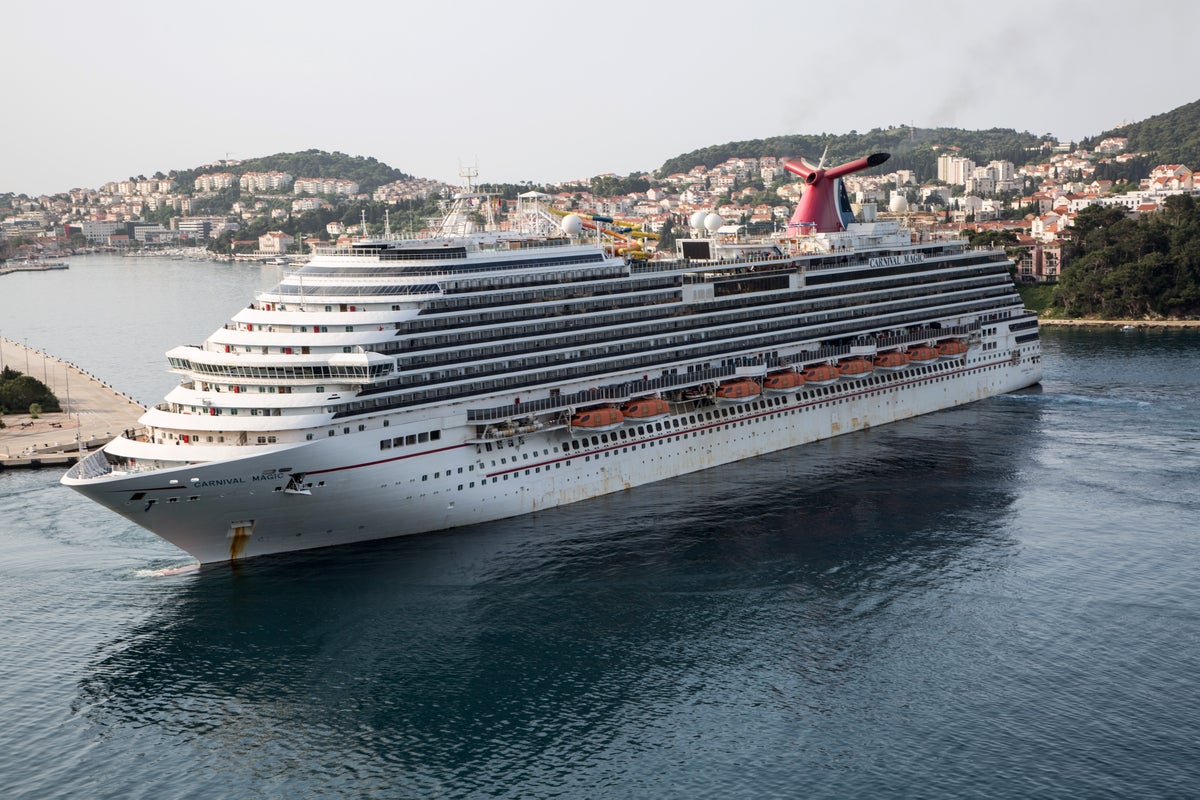 Cruise passenger sues Carnival after ‘burning his feet on hot pool deck’
