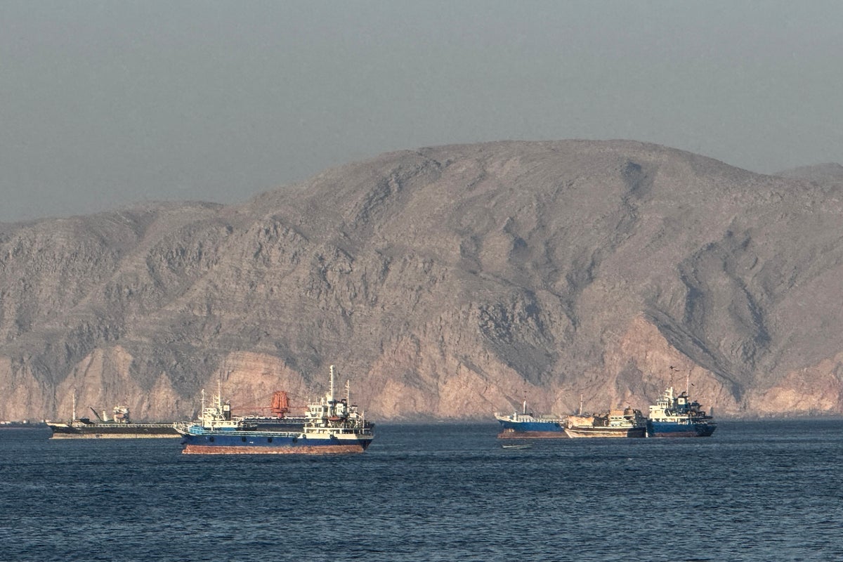 US launches new strikes on Iran days after targeting missile sites and mine-laying boats, officials say – UK Times US launches new strikes on Iran days after targeting missile sites and mine-laying boats, officials say – UK Times