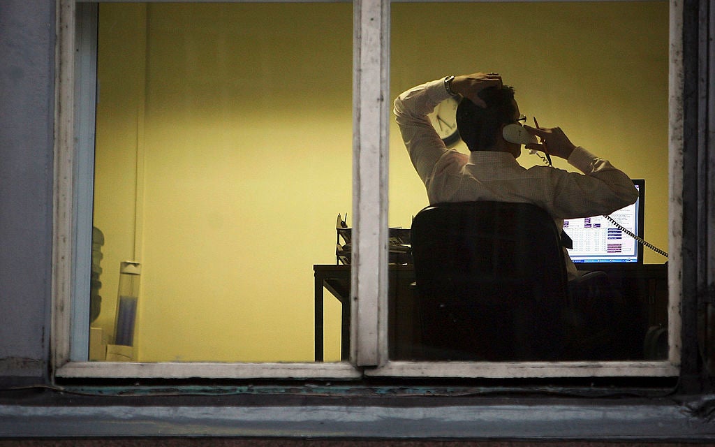 <p>Según una nueva encuesta, aproximadamente el 70 % de los hombres estadounidenses cree que para ellos es más difícil ser el principal sostén de la familia de lo que lo fue para sus padres</p>