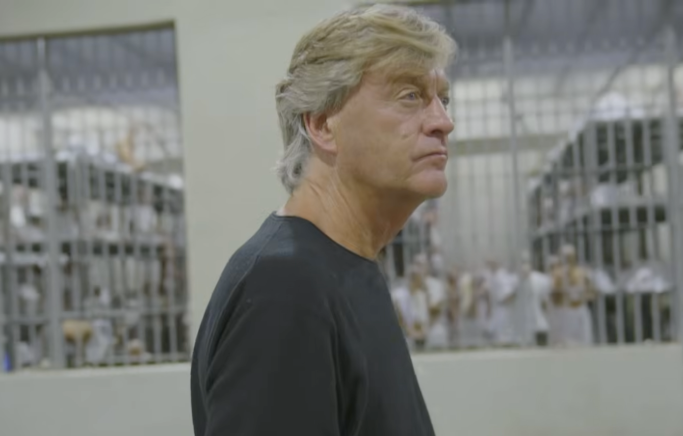 Richard Madeley visita CECOT em El Salvador