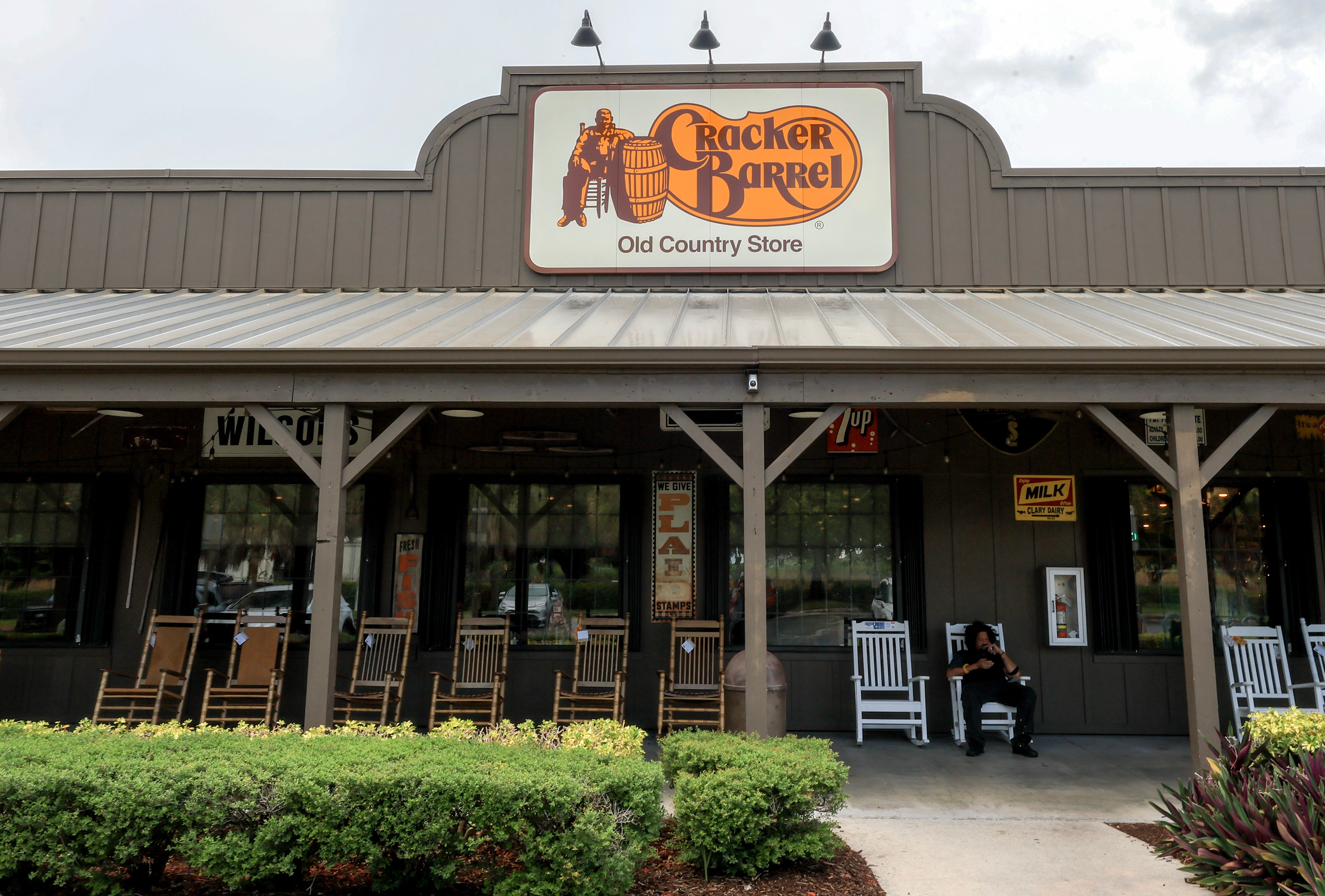 independent.co.uk - Rachel Dobkin - Cracker Barrel set to give away free gas and food to lure customers back