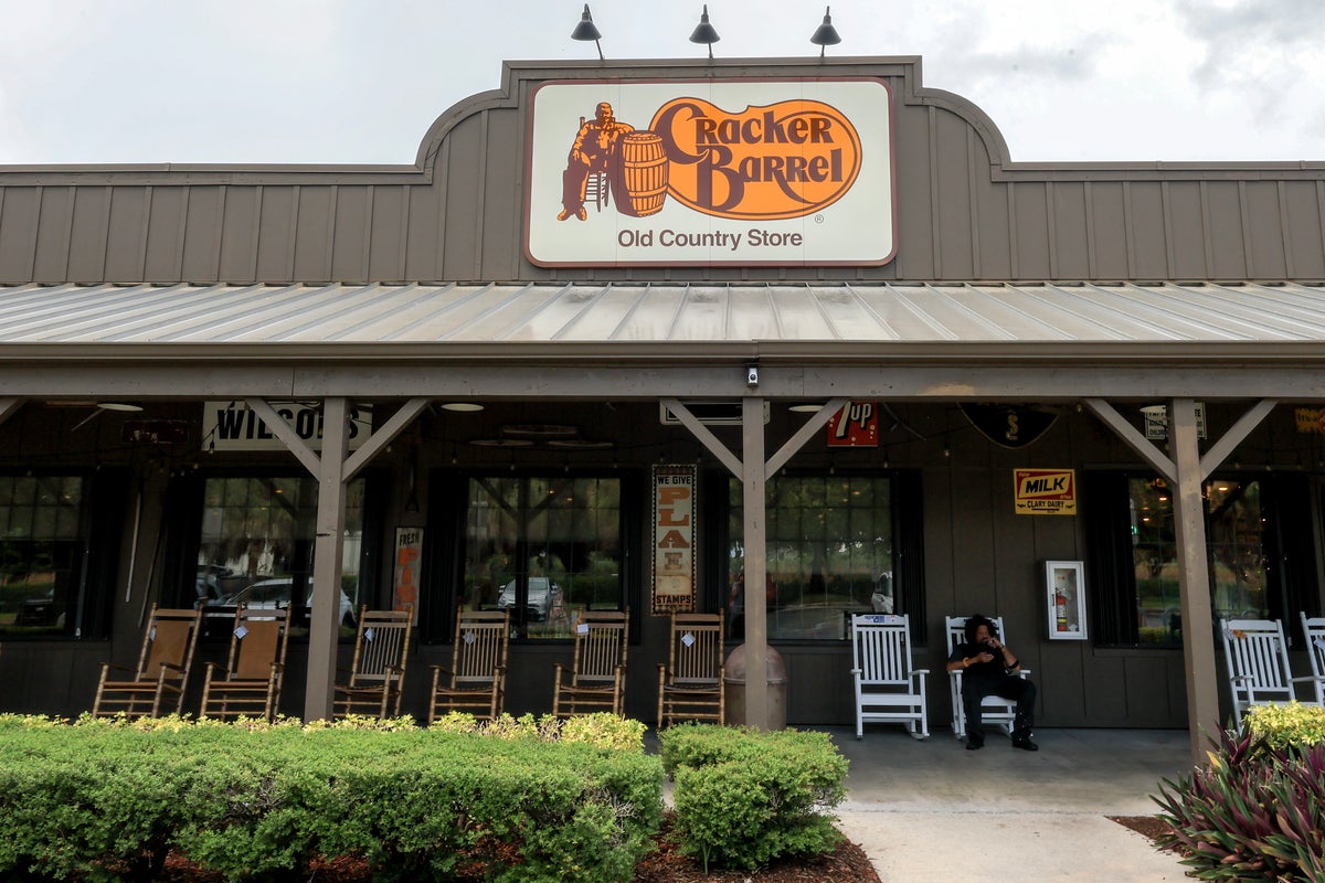 Cracker Barrel müştərilərə pulsuz yanacaq və yemək verir