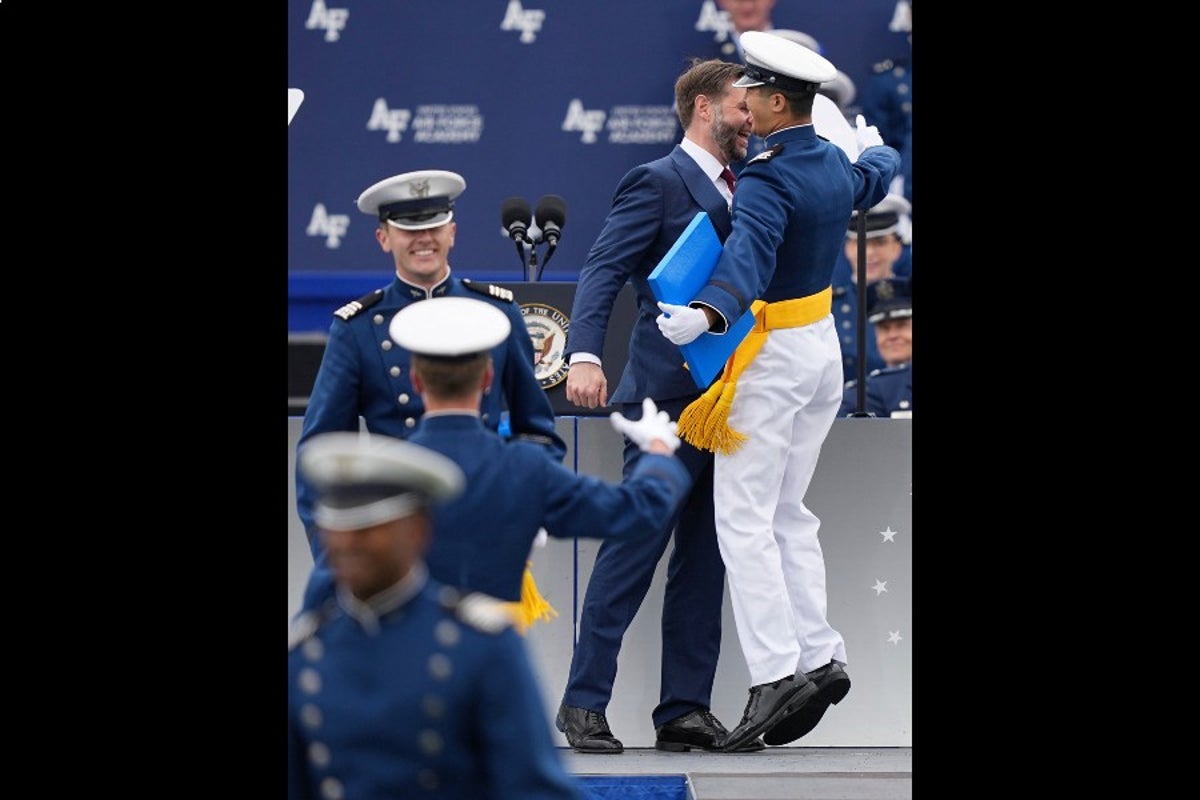 JD Vance tells graduating cadets that life and death decisions must be made by humans – UK Times JD Vance tells graduating cadets that life and death decisions must be made by humans – UK Times