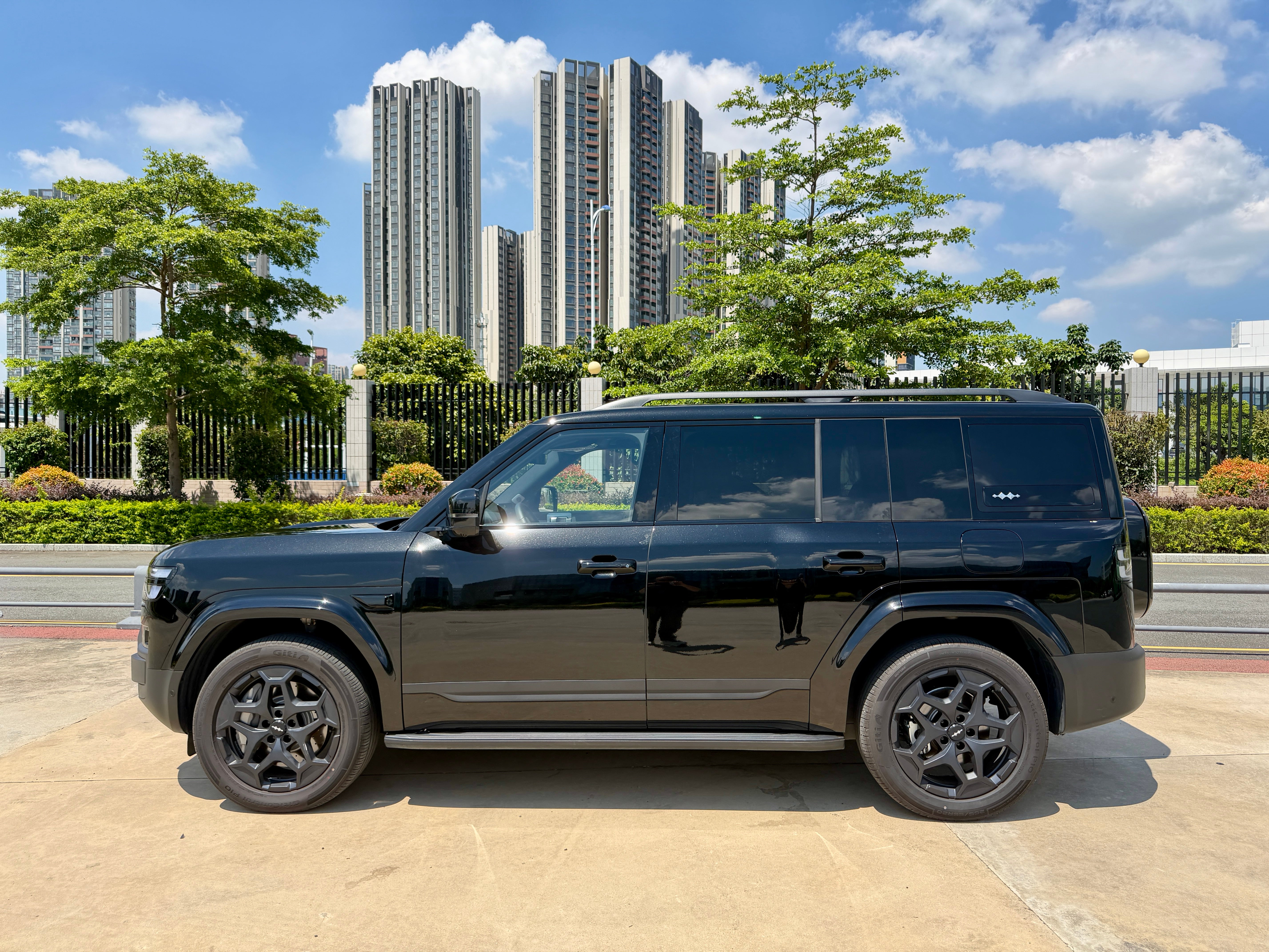 The BYD Ti7 is more of a rival for the Land Rover Discovery, but looks more like the Defender (Steve Fowler)