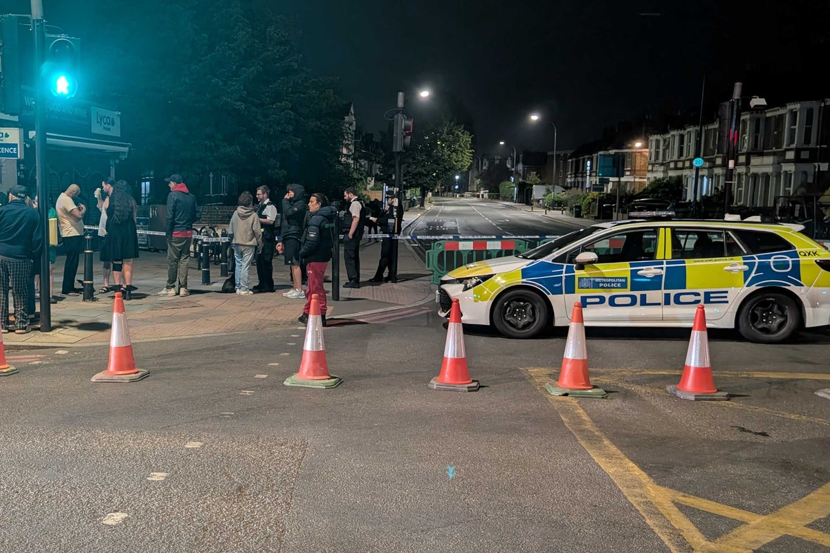 Police evacuate people from homes in emergency incident in south London Police evacuate people from homes in emergency incident in south London