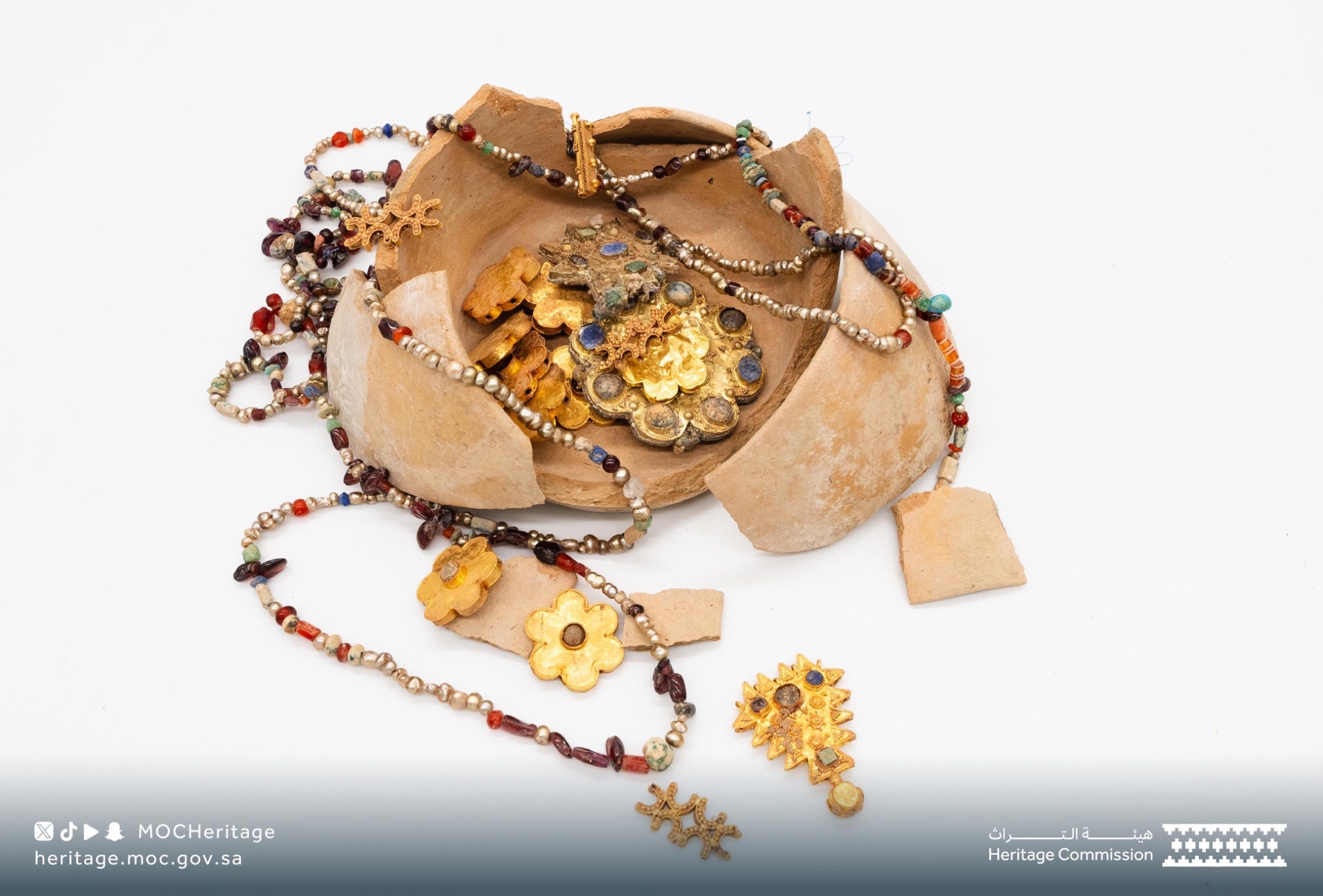 Pot containing over 100 gold and silver artefacts found at the site of Diriyah