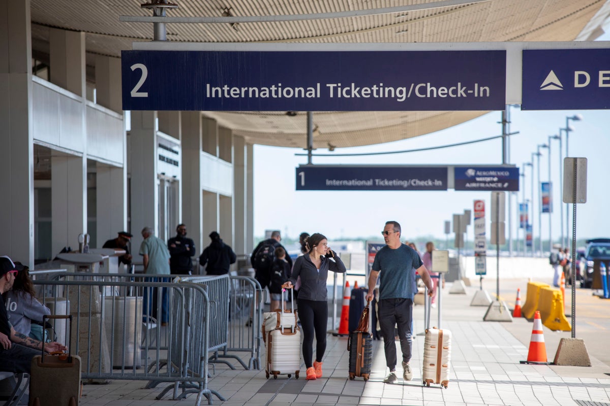 Car crashes into Detroit airport terminal for the second time in weeks – UK Times Car crashes into Detroit airport terminal for the second time in weeks – UK Times