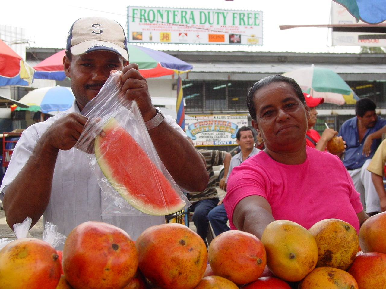 Vendors in no-man's land between Panama and Costa Rica