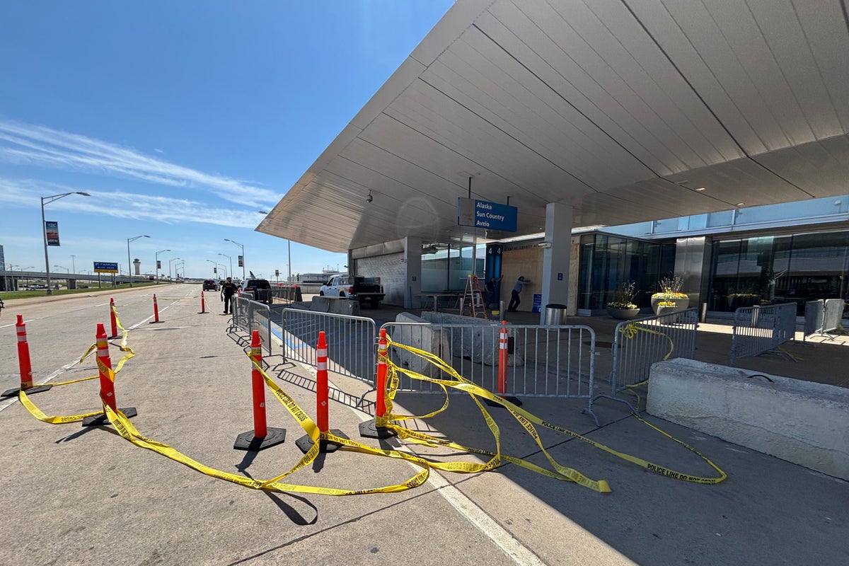 Car crashes into a passenger terminal at Detroit Metropolitan Airport, driver arrested – UK Times Car crashes into a passenger terminal at Detroit Metropolitan Airport, driver arrested – UK Times
