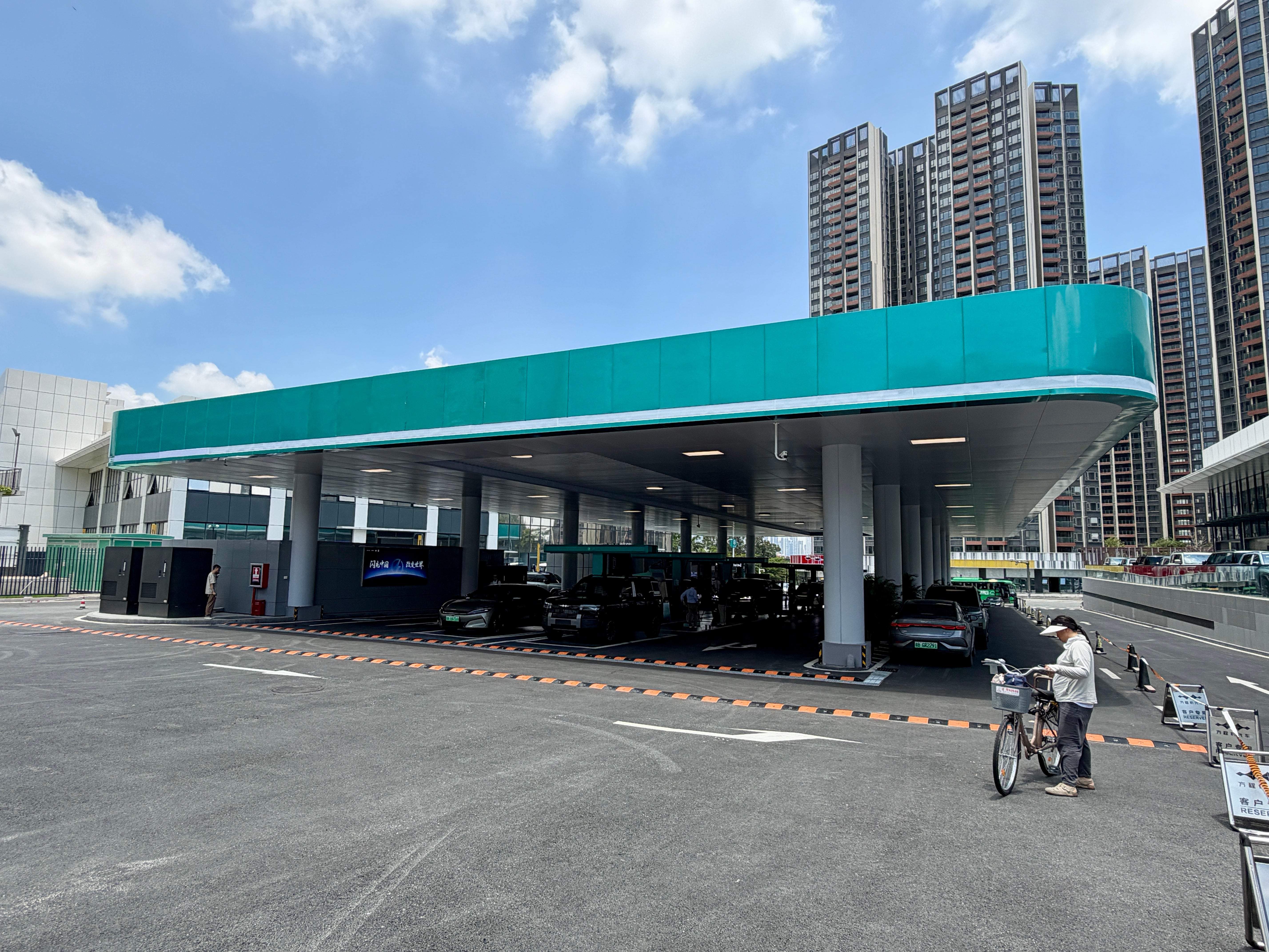 BYD’s Flash Charging station looks very much like a petrol station with a coffee shop and convenience store on site, too (Steve Fowler)