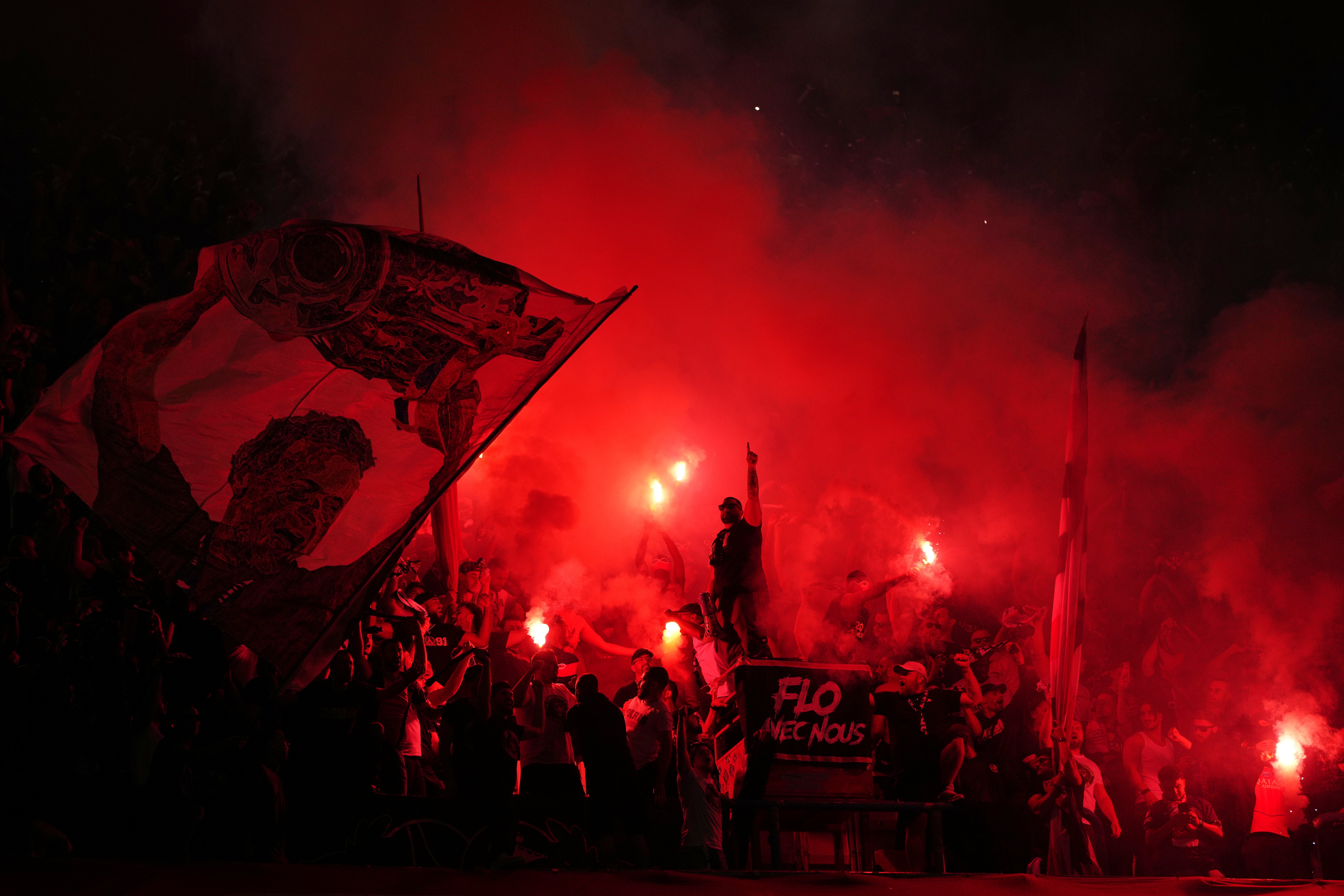 CAMPEONES-CANCIONES RIVALES