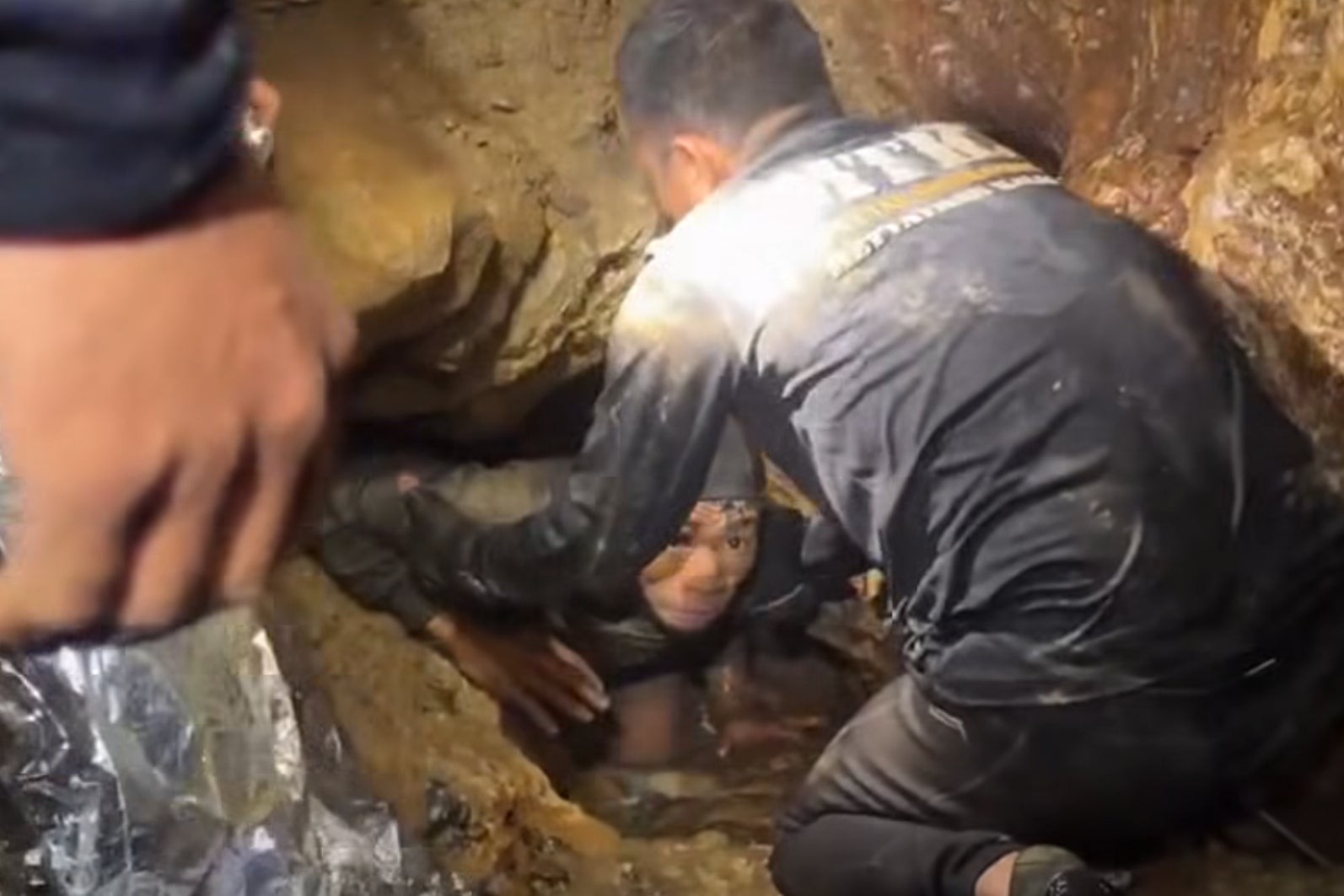 Rescuers evacuate the first of the trapped villagers from a flooded cave in Xaisomboun, Laos, on 29 May 2026