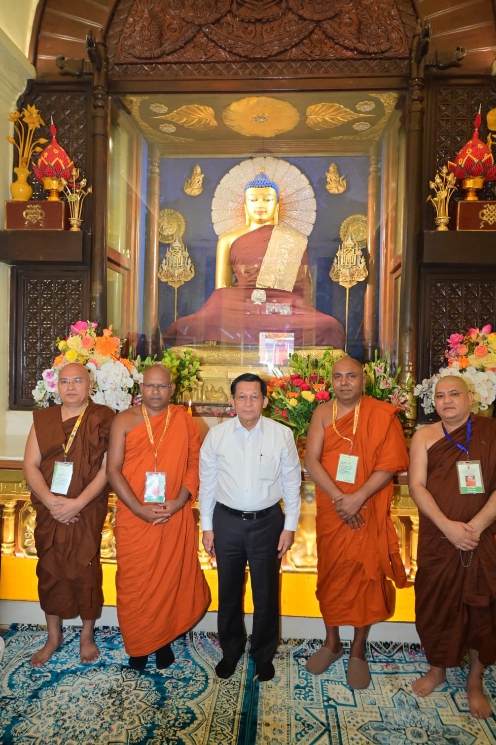 Min Aung Hlaing offered prayers at the Mahabodhi temple in Bodh Gaya