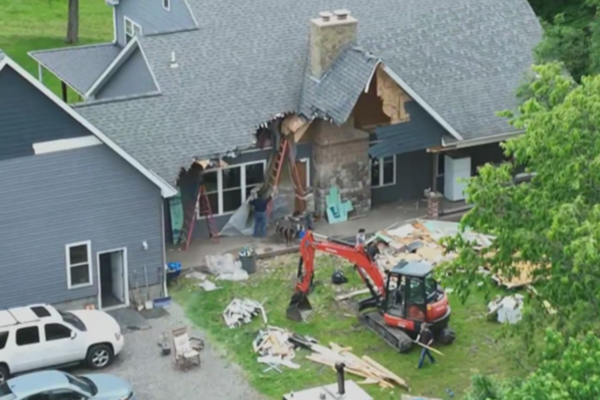 A man used an excavator to tear down family home in Pennsylvania – while his wife and their children were still inside, police say – UK Times A man used an excavator to tear down family home in Pennsylvania – while his wife and their children were still inside, police say – UK Times