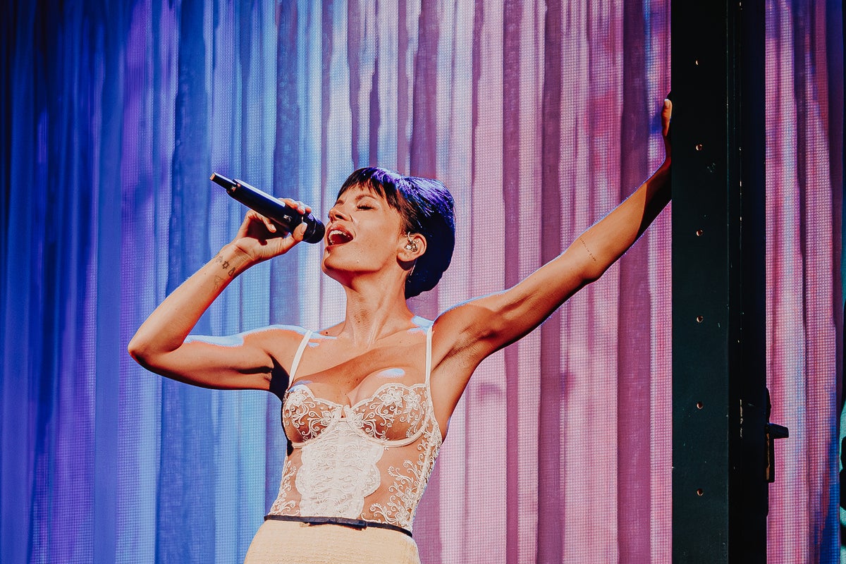 Mighty Hoopla 2026 review: Lily Allen shines as our West End Girl at a festival packed with surprises – UK Times Mighty Hoopla 2026 review: Lily Allen shines as our West End Girl at a festival packed with surprises – UK Times