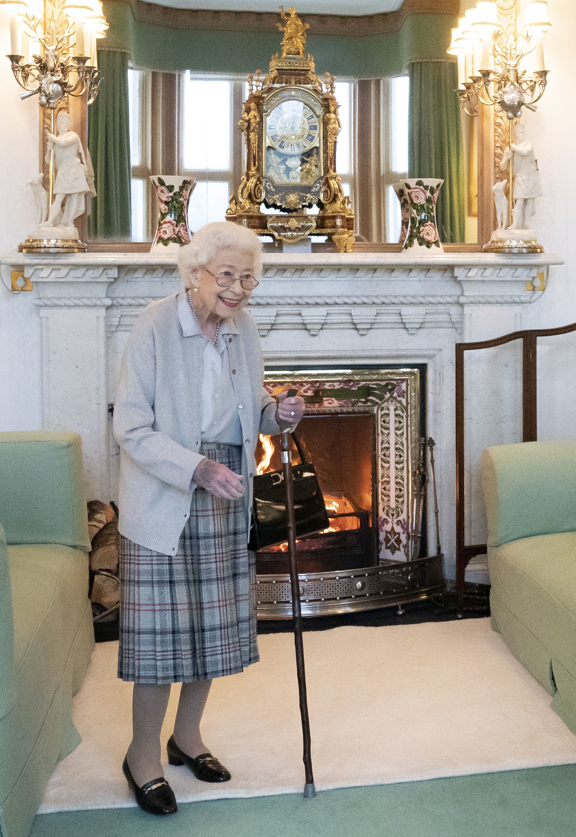 La reina Isabel II en el salón de Balmoral (Jane Barlow/PA)