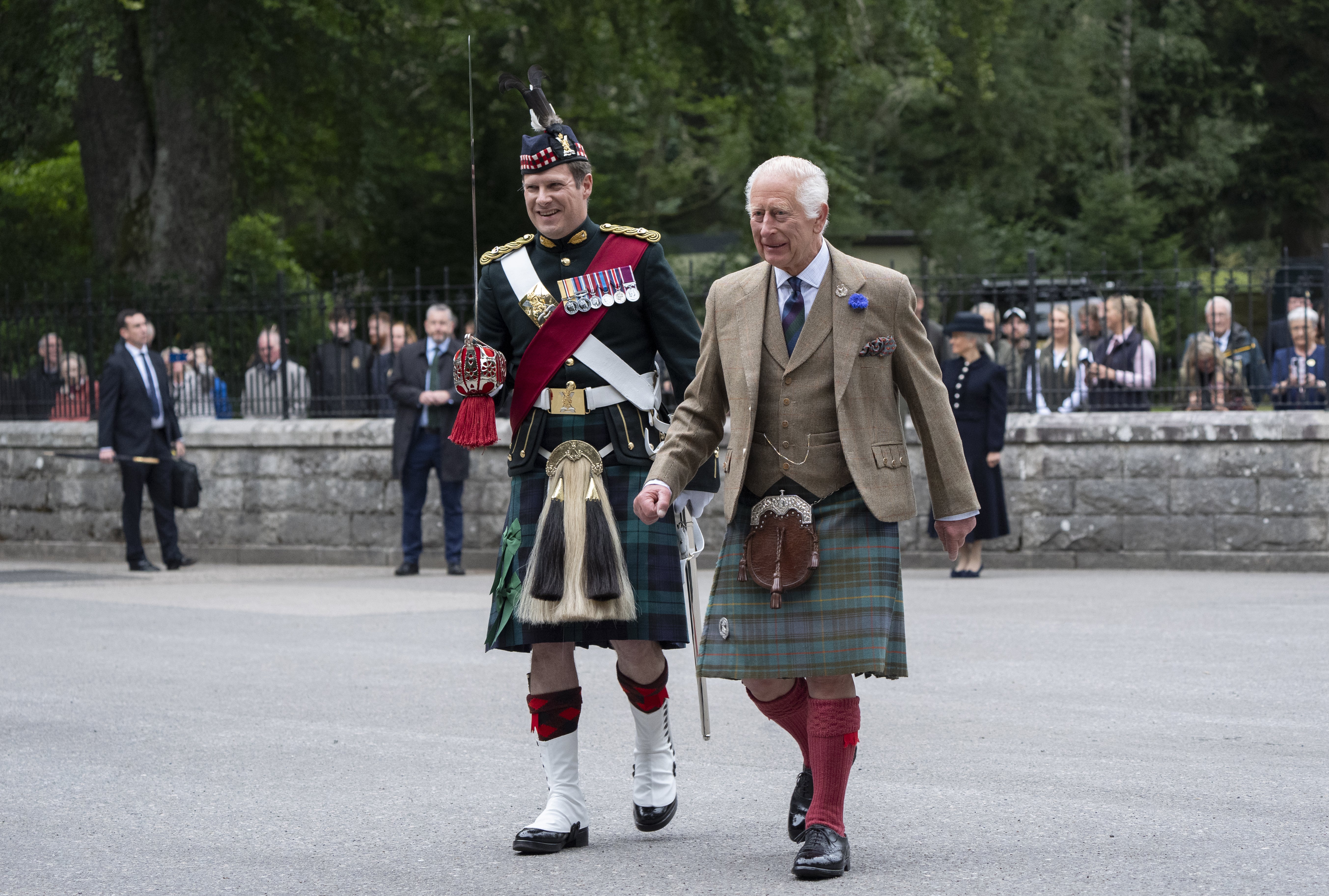 El Rey inspecciona la Compañía Balaklava, 5.º Batallón del Regimiento Real de Escocia, a las puertas de Balmoral (Jane Barlow/PA)