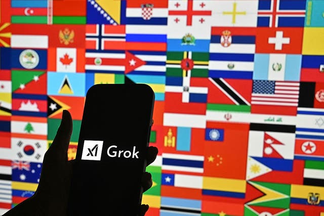 <p> Una persona sostiene un smartphone con el logotipo de Grok, un chatbot de IA generativa desarrollado por la empresa de inteligencia artificial xAI, en Bengaluru, el 15 de enero de 2026 </p>