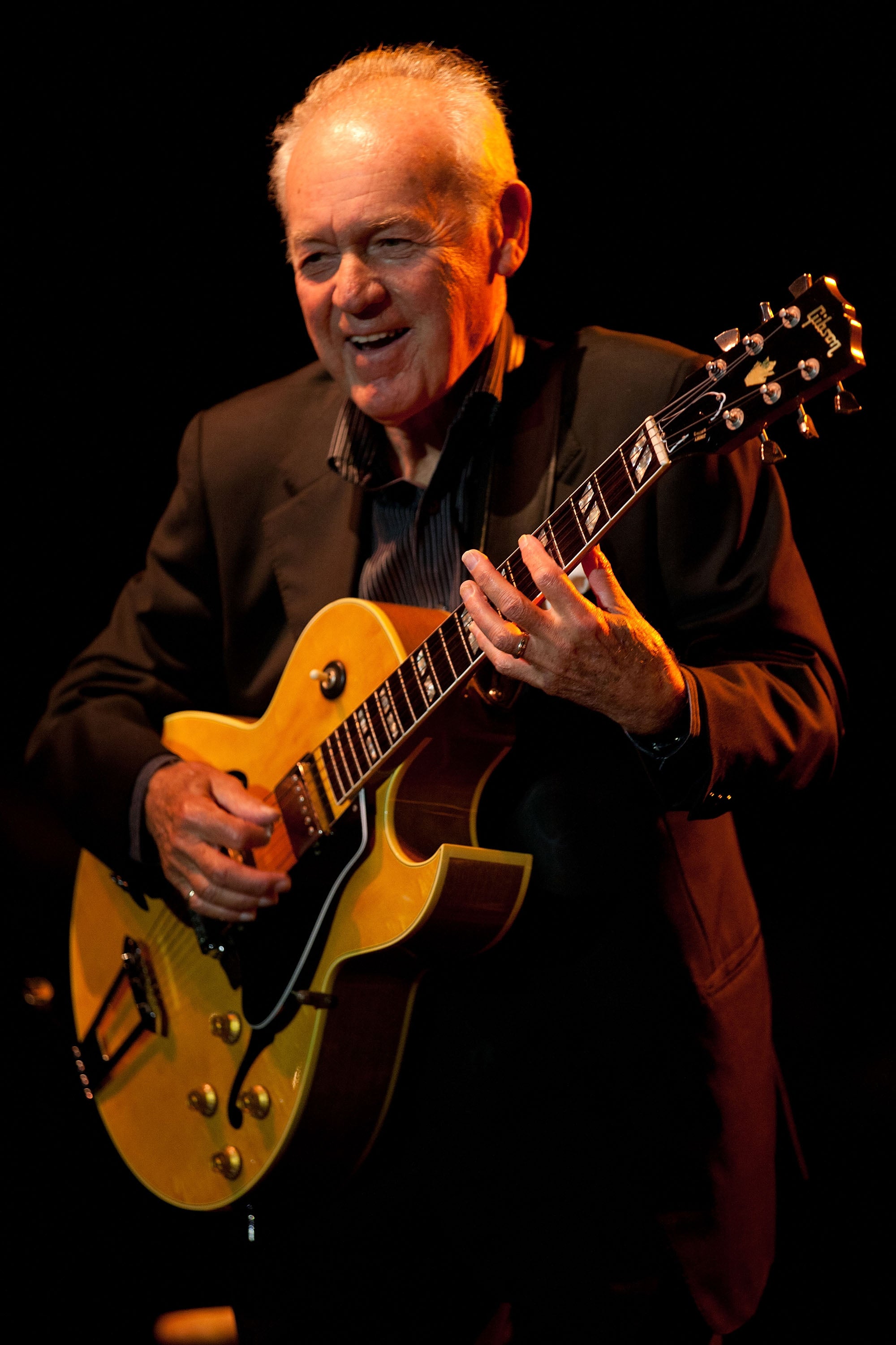 O lendário guitarrista de jazz Joe Negri morreu aos 99 anos