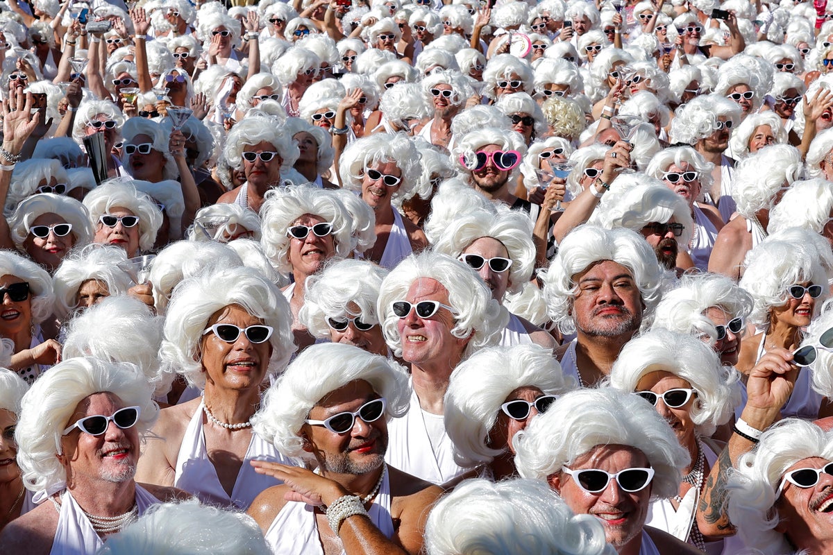 More than 1,000 Marilyn Monroe lookalikes take over Palm Springs in world record attempt