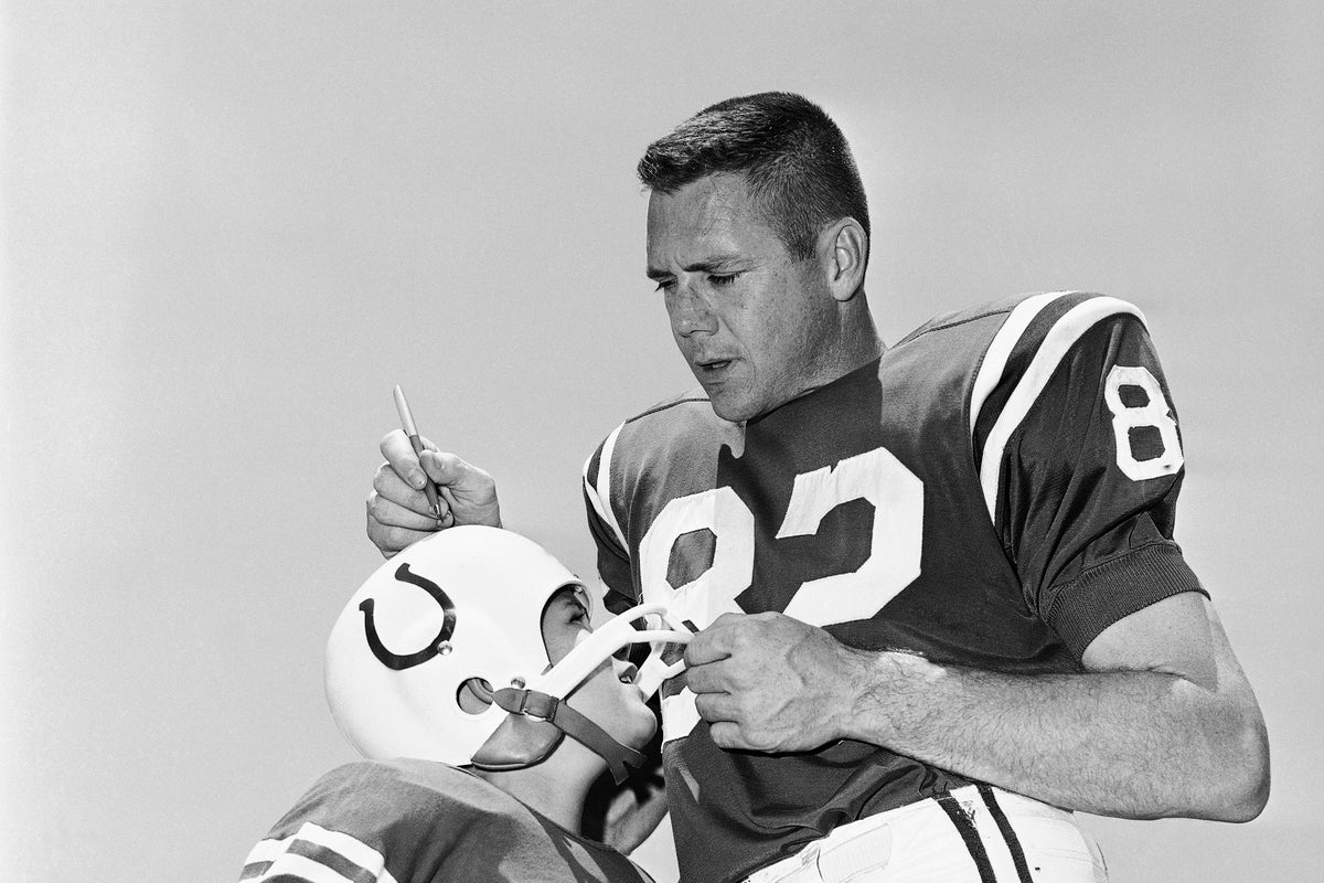 Legendary NFL player and coach Raymond Berry dies