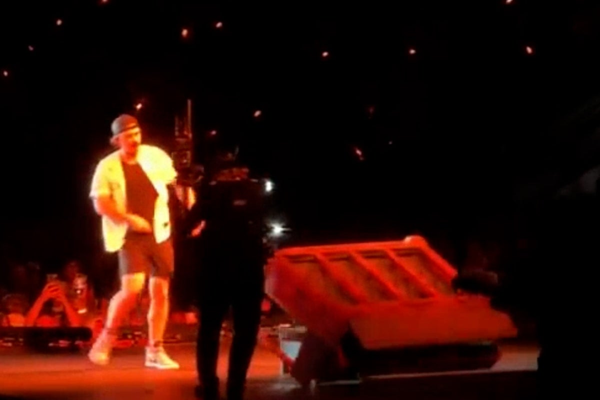 Country star Morgan Wallen branded ‘petulant baby’ after flipping piano onstage in apparent tantrum – UK Times Country star Morgan Wallen branded ‘petulant baby’ after flipping piano onstage in apparent tantrum – UK Times