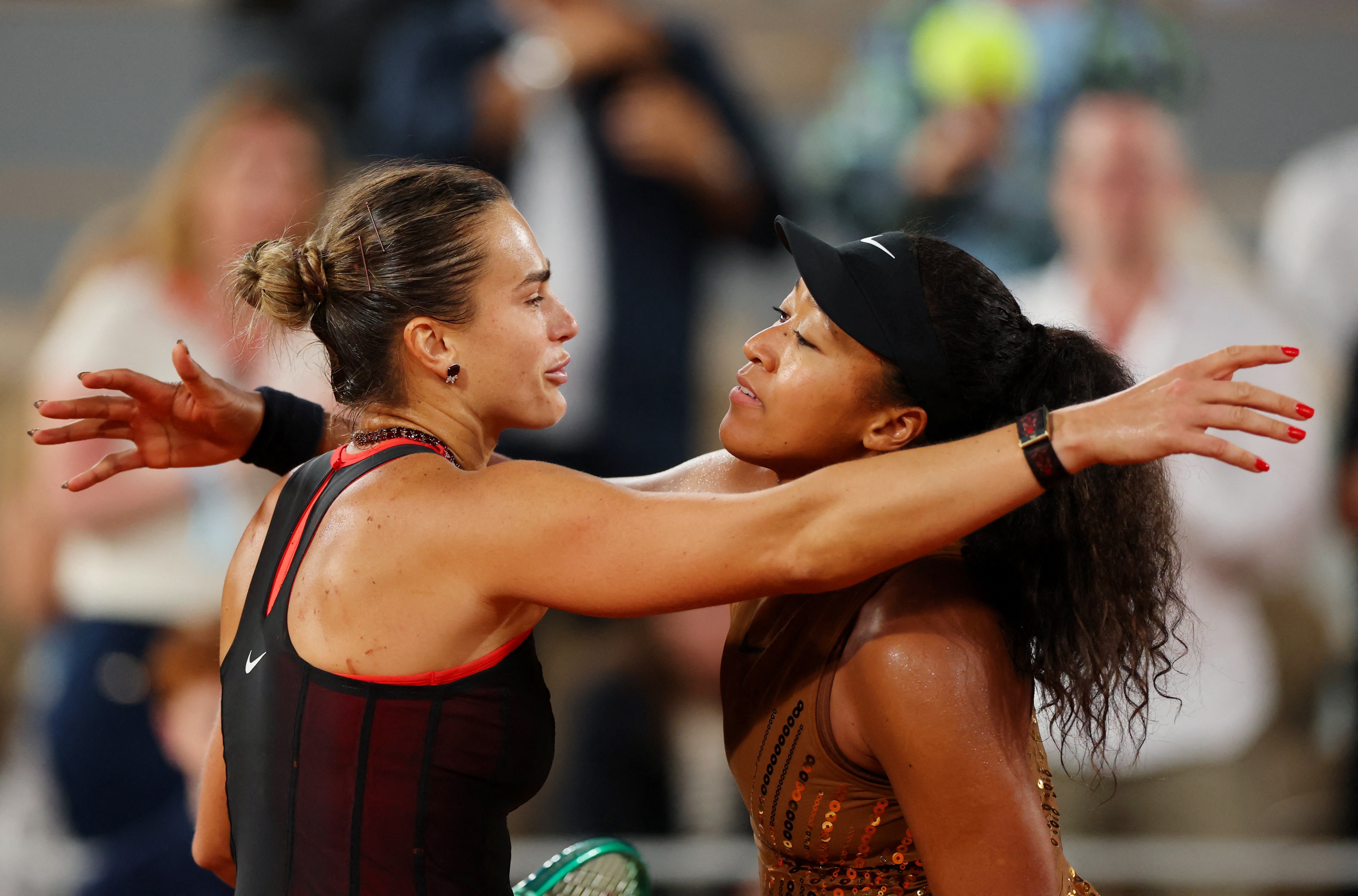Aryna Sabalenka shines under French Open spotlight to beat Naomi Osaka