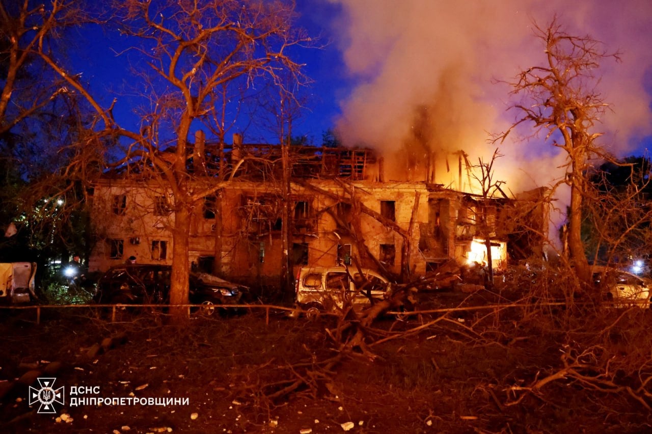 A residential house burns after a Russian strike on Dnipropetrovsk region (Ukrainian Emergency Service)