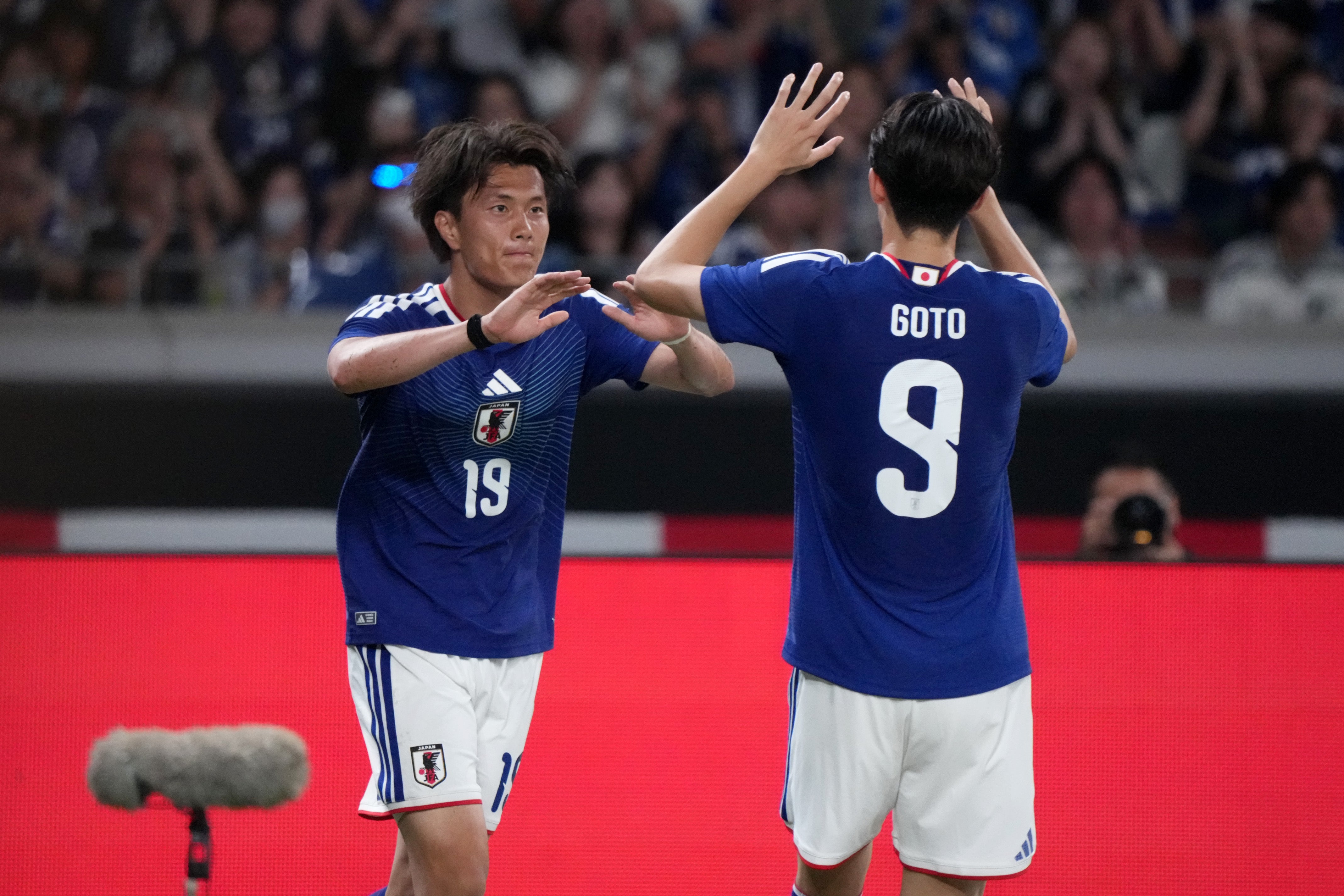 Japan beat Iceland thanks to a late goal