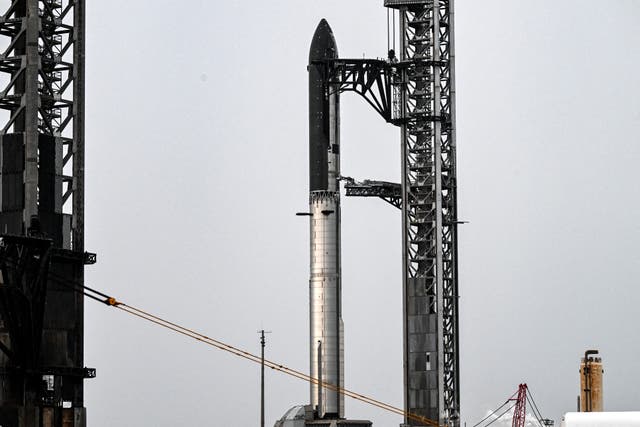 SpaceX-in yeni Starship V3 raketi 21 may 2026-cı ildə Texasın Cənub Peydzirlər adasından görünür