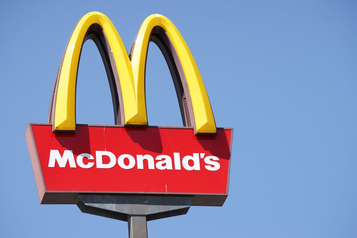 11 yaşındaki baba ve kızı, çapraz ateşte kaldıktan sonra Florida McDonald's'ın önünde vuruldu