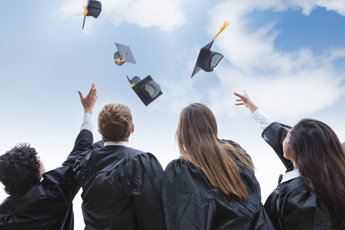 Um em cada quatro graduados está em pior situação desde que foi para a universidade, de acordo com o relatório do próprio governo Um em cada quatro graduados está em pior situação desde que foi para a universidade, de acordo com o relatório do próprio governo