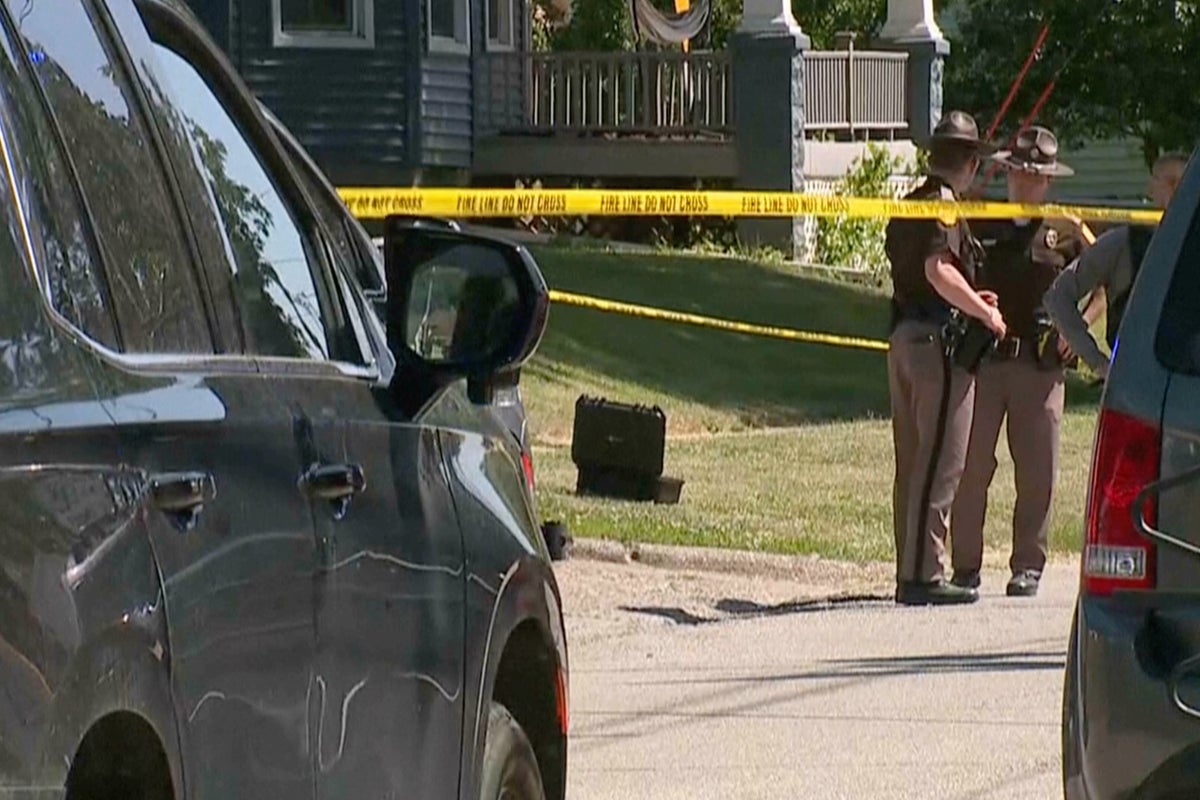Police investigate Iowa man suspected of killing 6 of his relatives and then himself