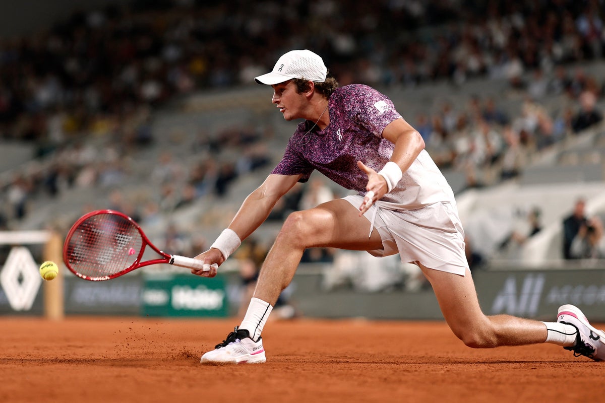 French Open LIVE: Djokovic-conquering Fonseca loses first set to Czech starlet Mensik in quarter-final