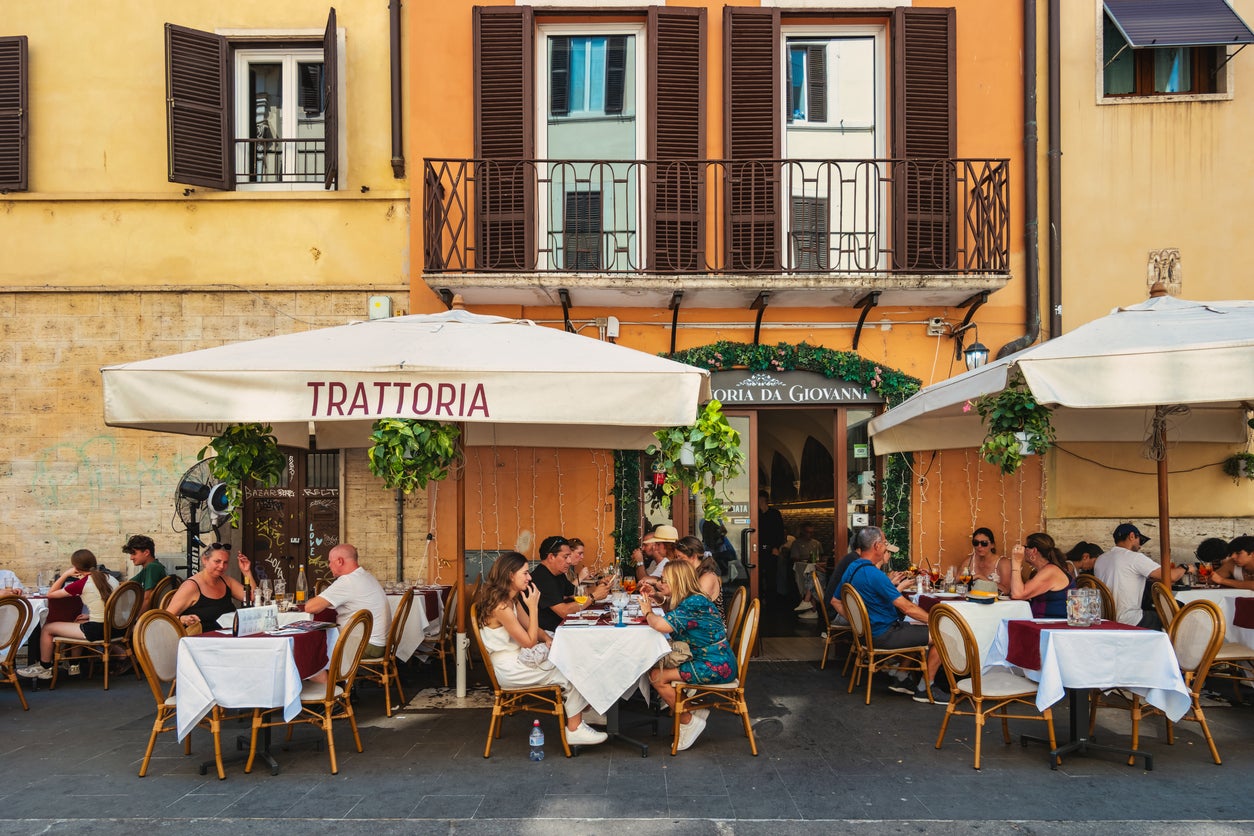Scientists uncover the perfect formula for where to eat on holiday