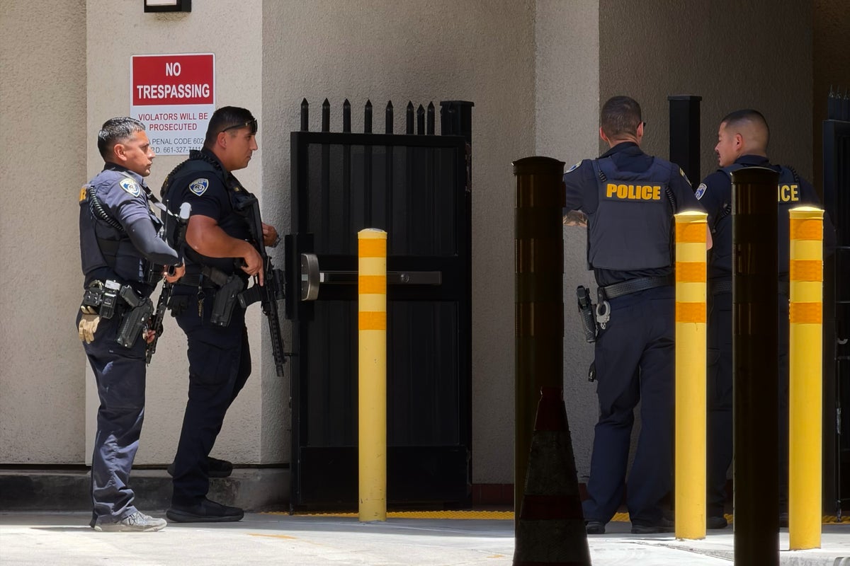 Police say man barricaded himself inside bank with others in California city of Bakersfield – UK Times