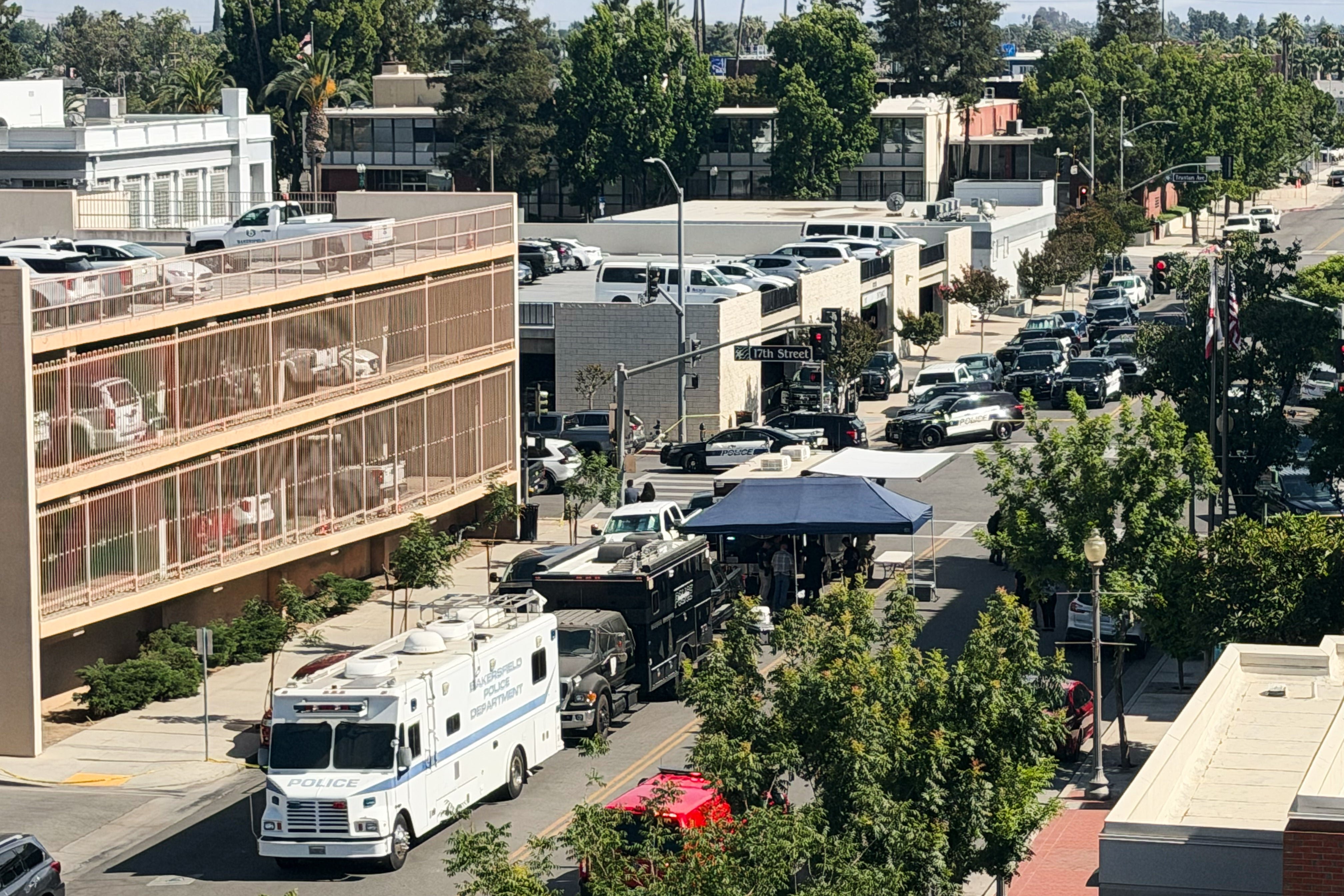 An overhead view shows the scene of a standoff after a man barricaded himself inside a bank (AP)