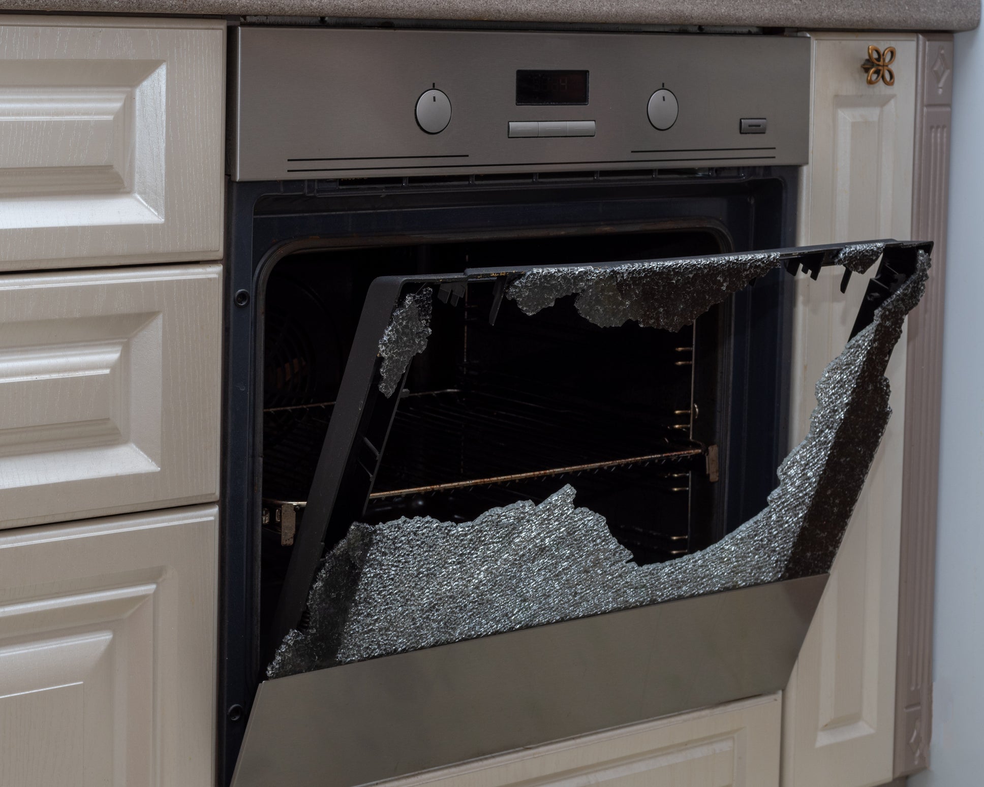 More than 400 ovens with glass doors have exploded causing dozens of injuries in the US, Consumer Reports warns