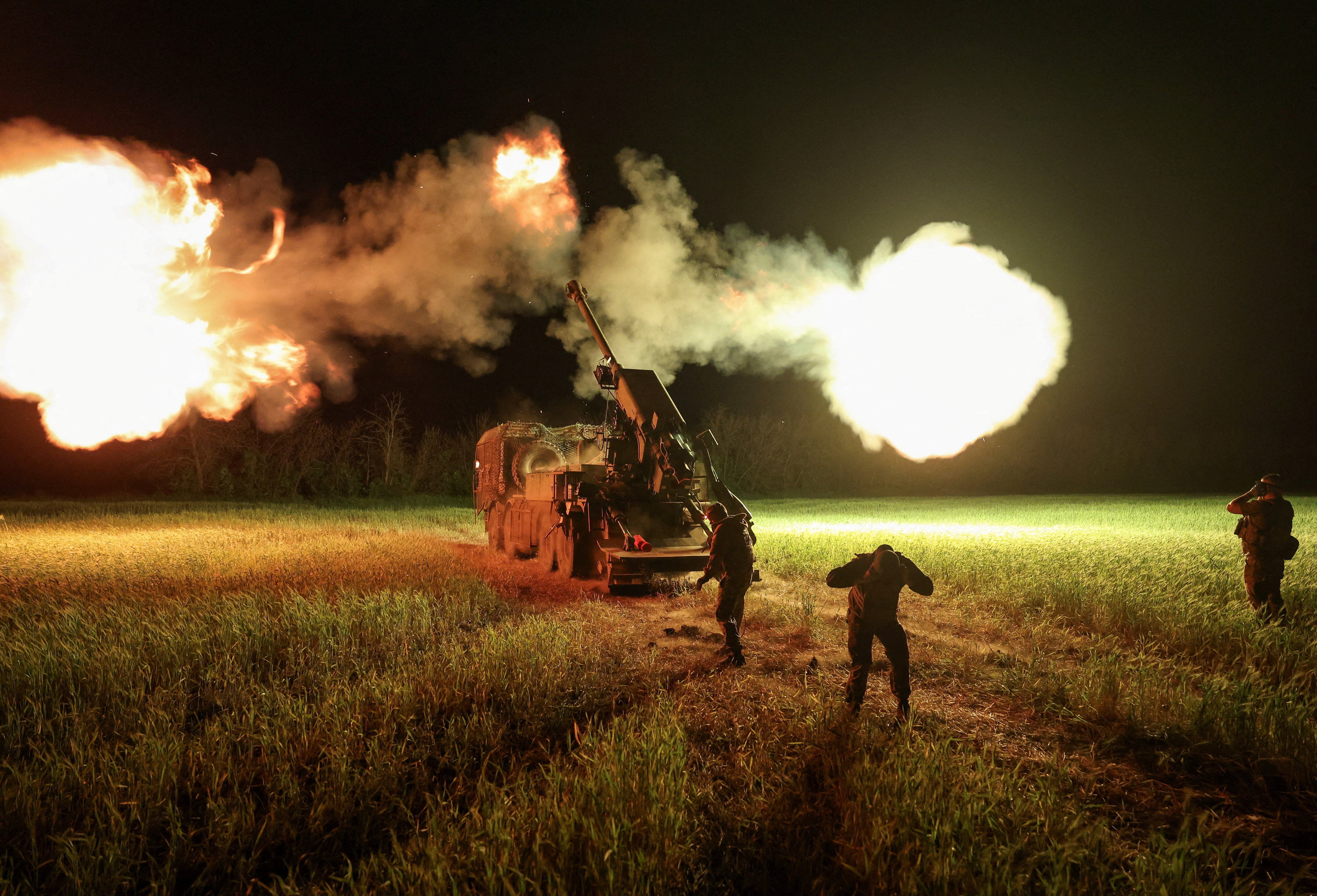 Ukrainian servicemen fire a howitzer on a frontline in Donetsk region, Ukraine May 27, 2026 (Reuters)