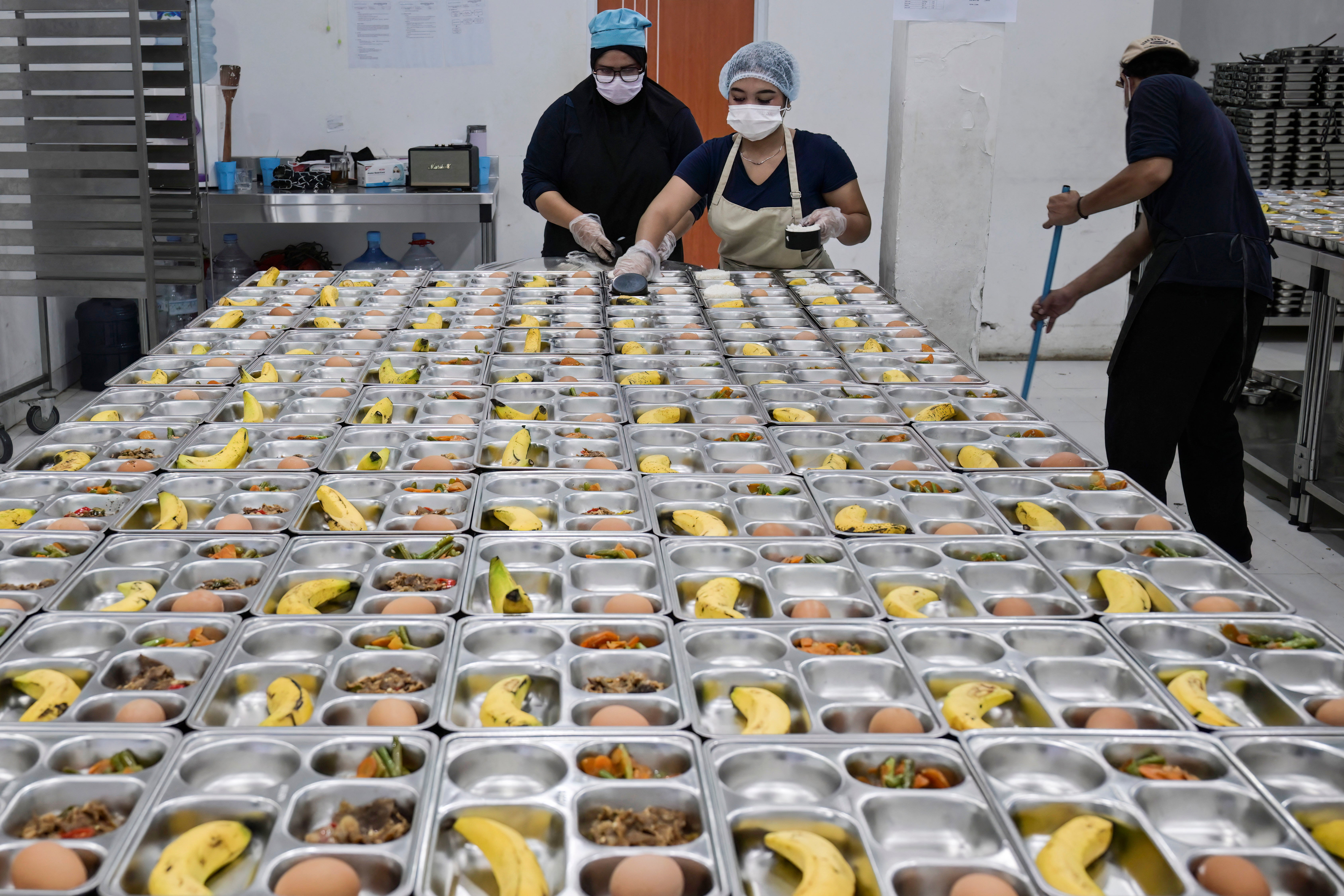 Personnel from one of the nutrition service units preparing meals for elementary and middle school students in Jakarta
