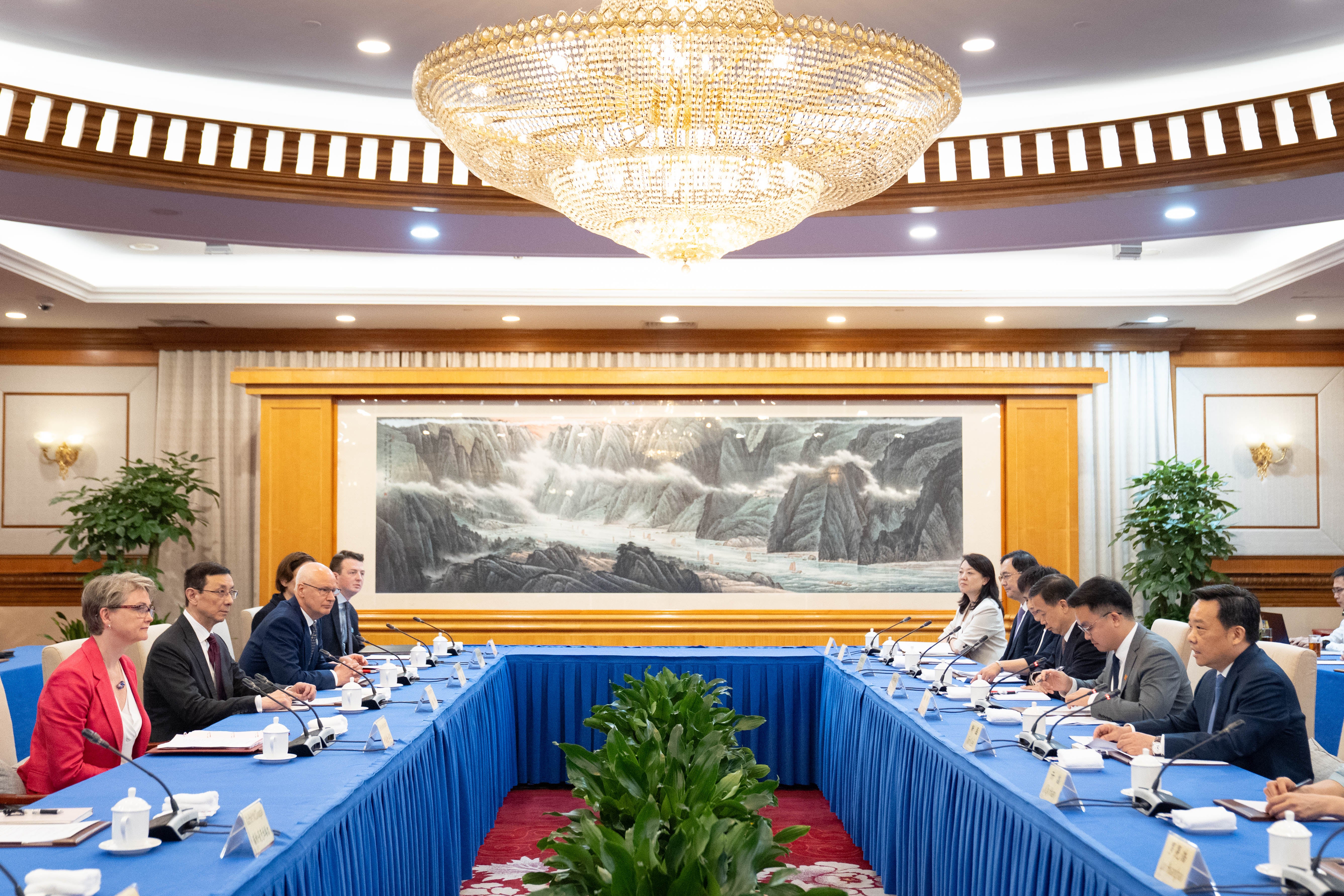 Yvette Cooper during a meeting with Shenzhen party secretary Jin Lei (PA)