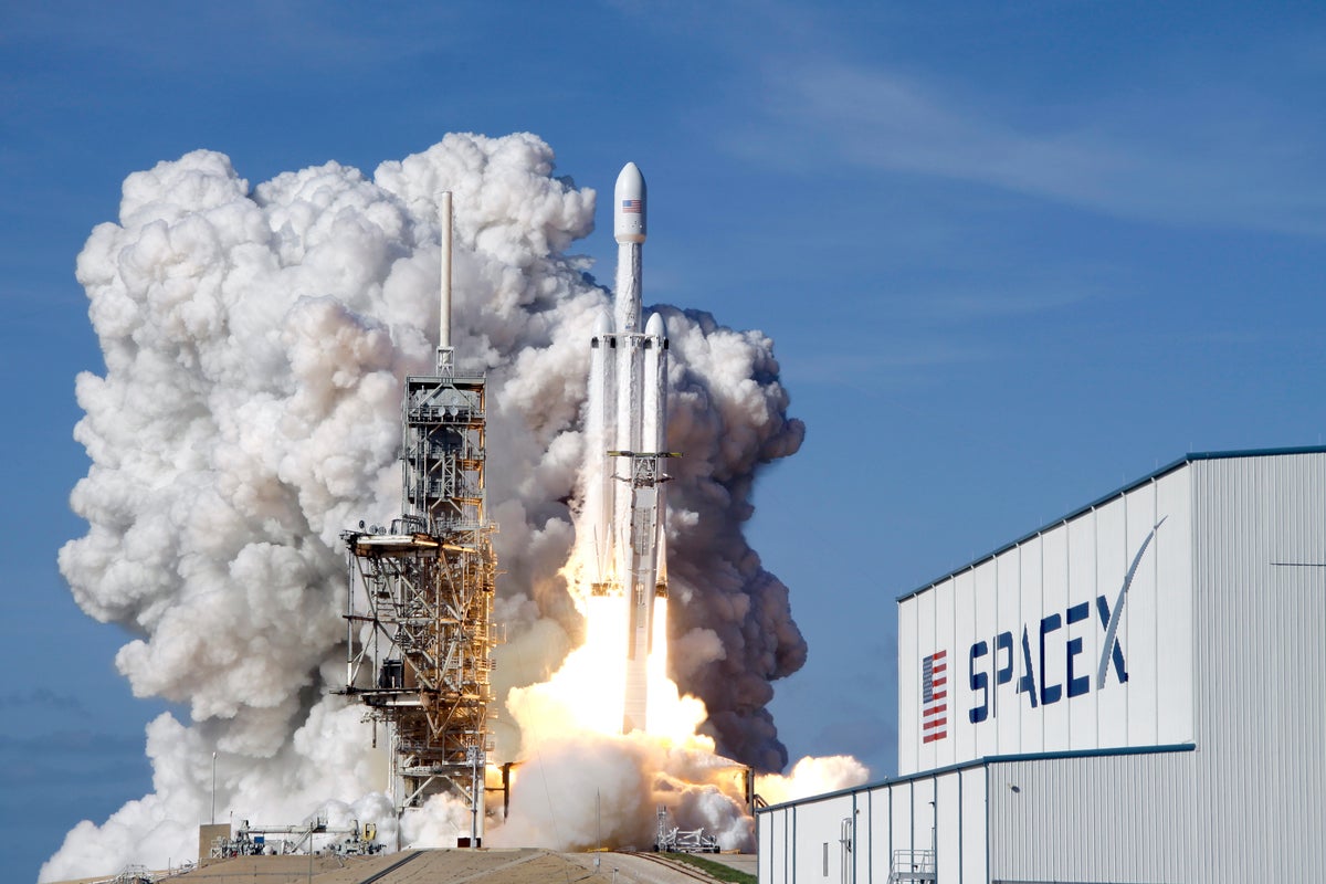 SpaceX wants regular investors to help its stock launch. Her