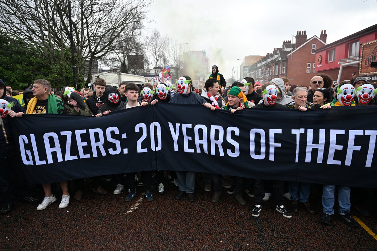 Glazers ‘considering Man United sale’ after fan protests against US owners