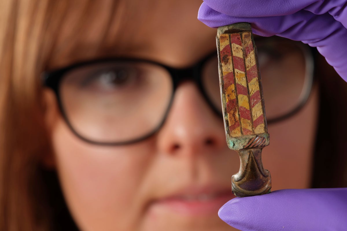 Rare Roman brooch discovered by metal detectorist set to be unveiled for the first time – UK Times Rare Roman brooch discovered by metal detectorist set to be unveiled for the first time – UK Times