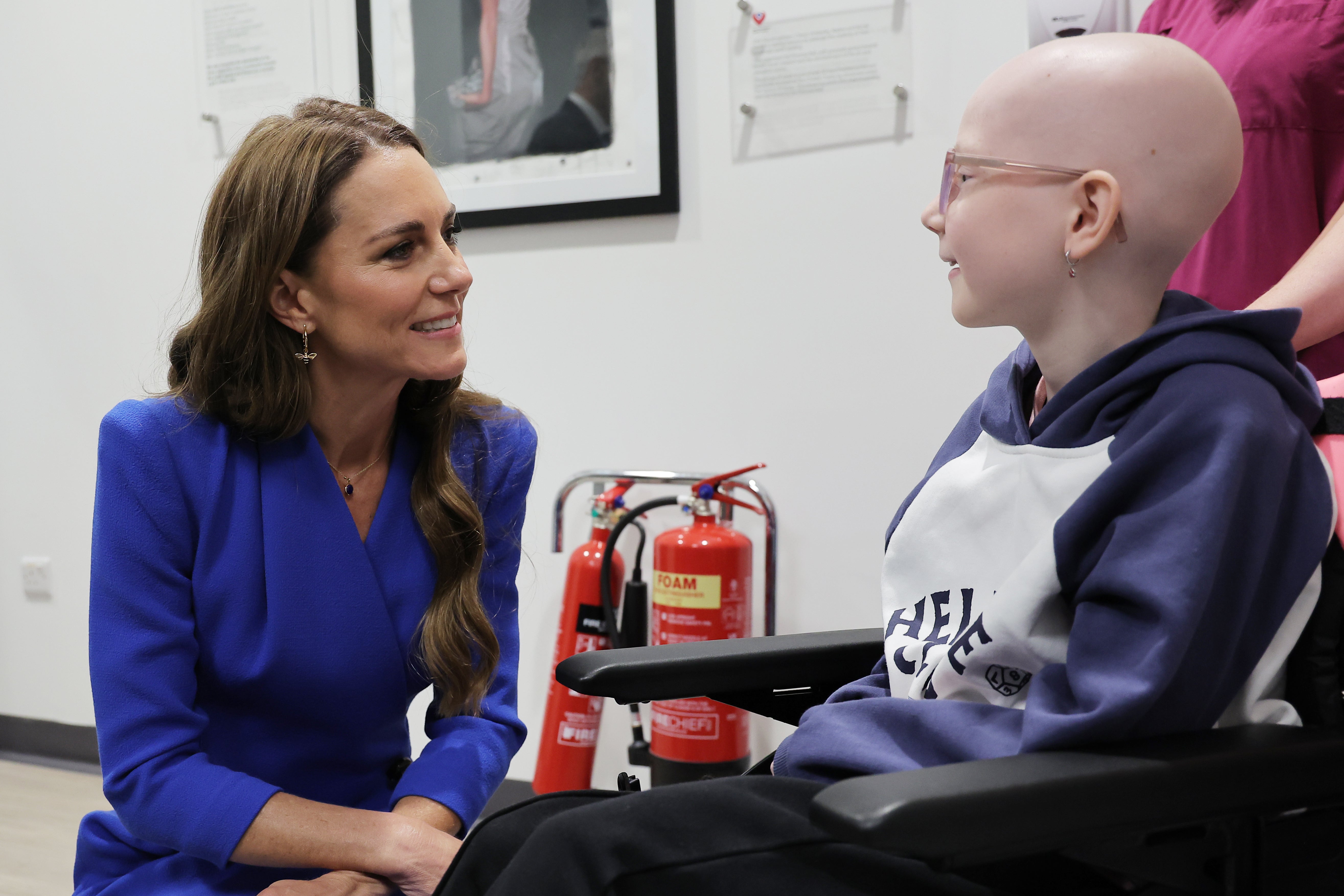 Kate meets with a patient at the Christie cancer care hospital (Getty)