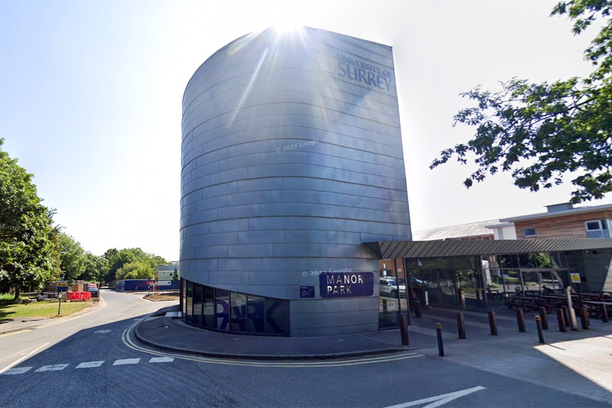 Homem baleado com besta no campus da Universidade de Surrey