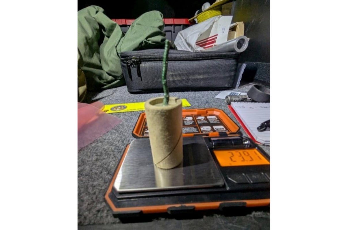 A polícia afirma que a bomba foi encontrada em uma bolsa que um homem carregava, junto com um telefone celular com cronômetro de 15 minutos.
