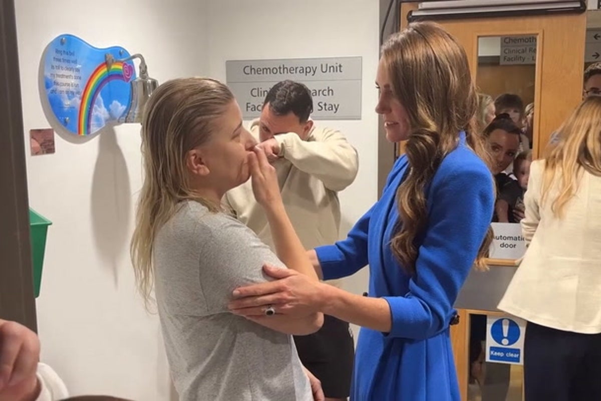 Kate shares poignant moment with young mother completing cancer treatment during hospital visit